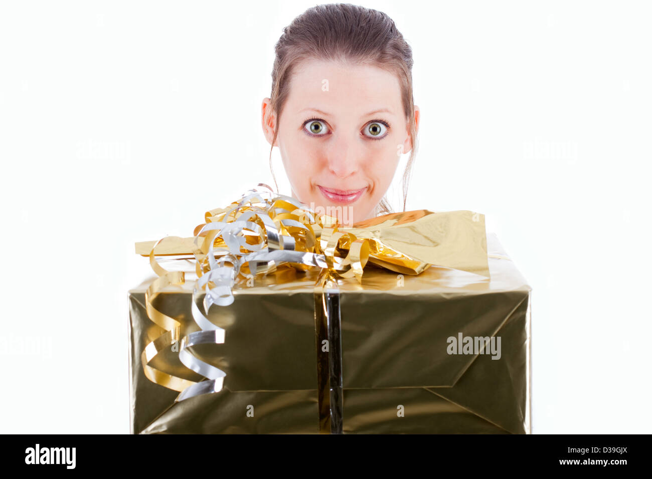 Attraktive Frau hält ein große, goldene Luxus-Paket Stockfoto