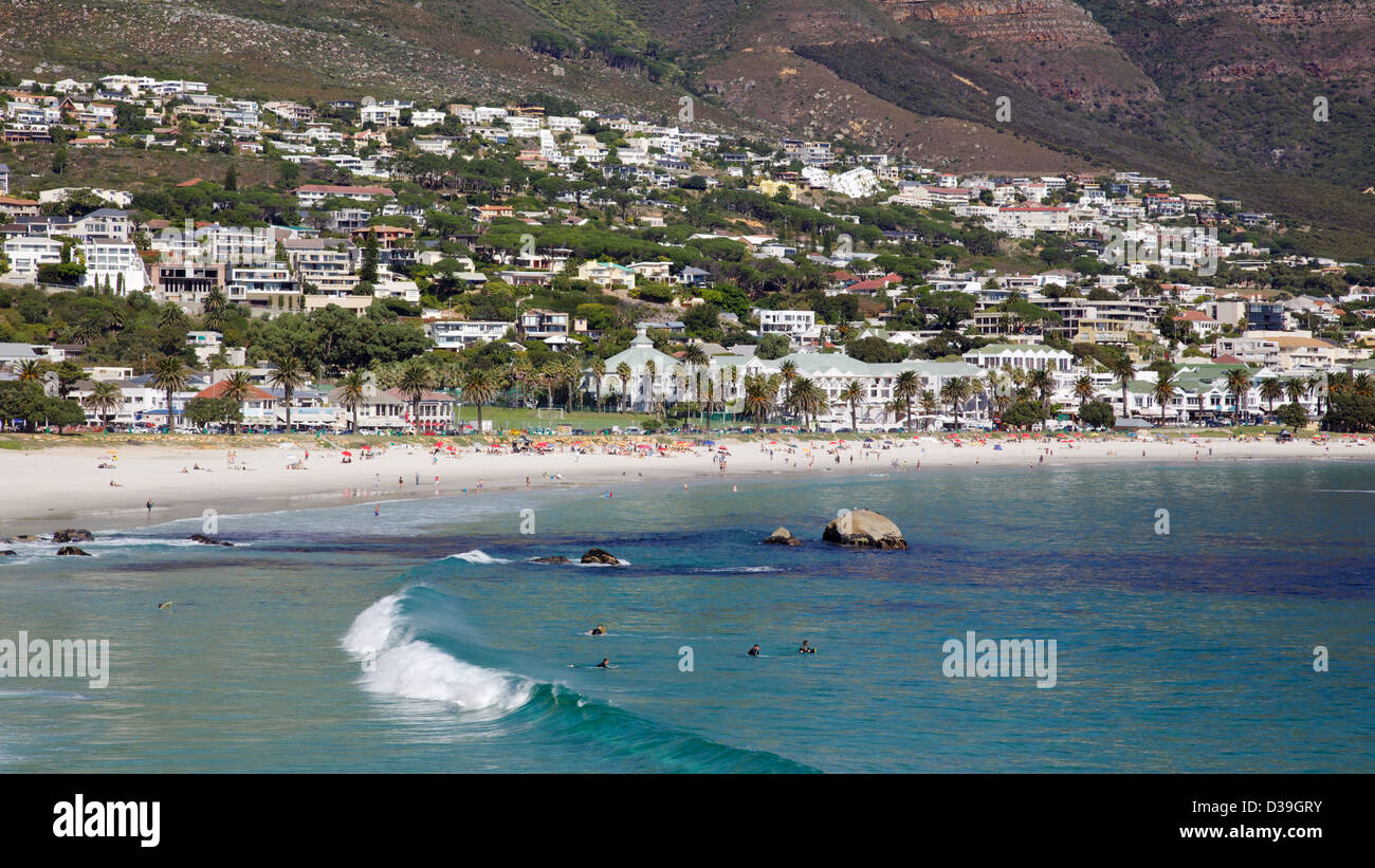 Surfer warten auf die perfekte Welle am Strand von Camps Bay in Kapstadt, Südafrika, am 11. April 2012. Stockfoto