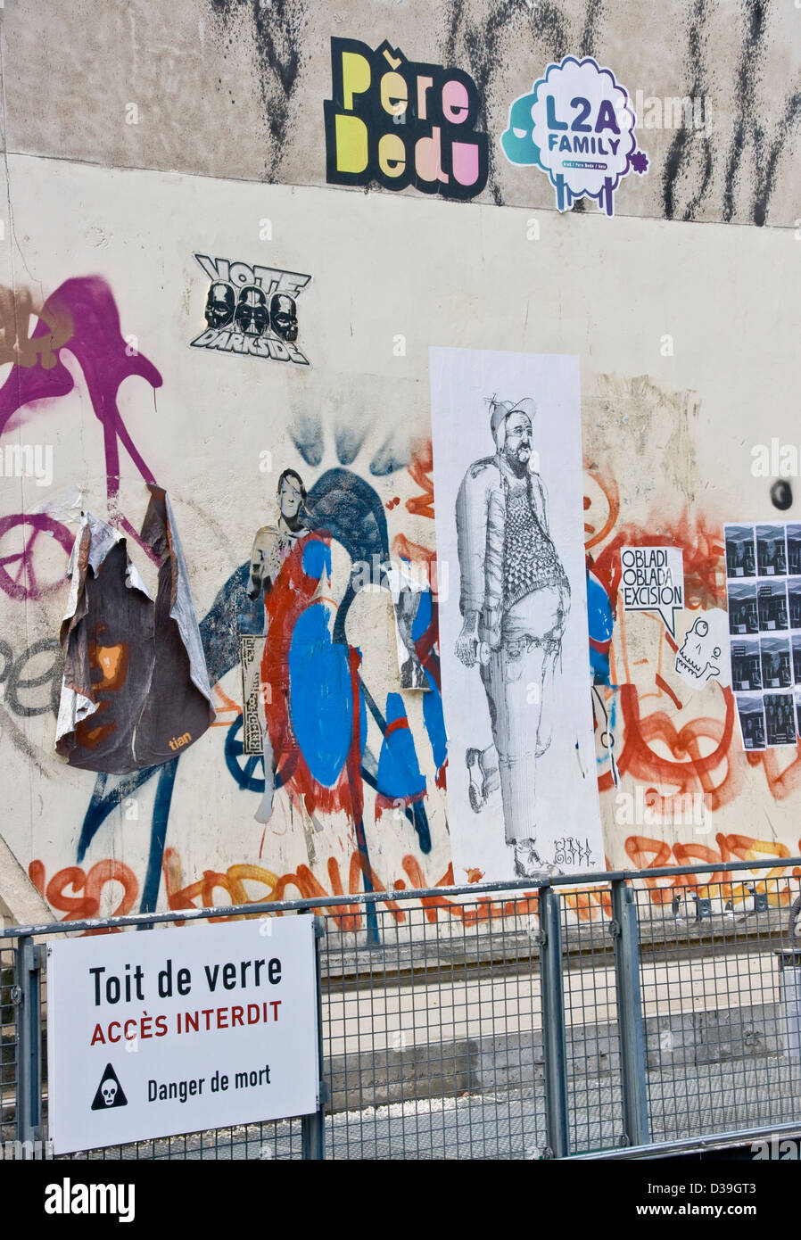 Urban Graffiti Streetart auf Zugangsbeschränkungen Fläche Platz Strawinsky Paris Ile de France Europe Stockfoto