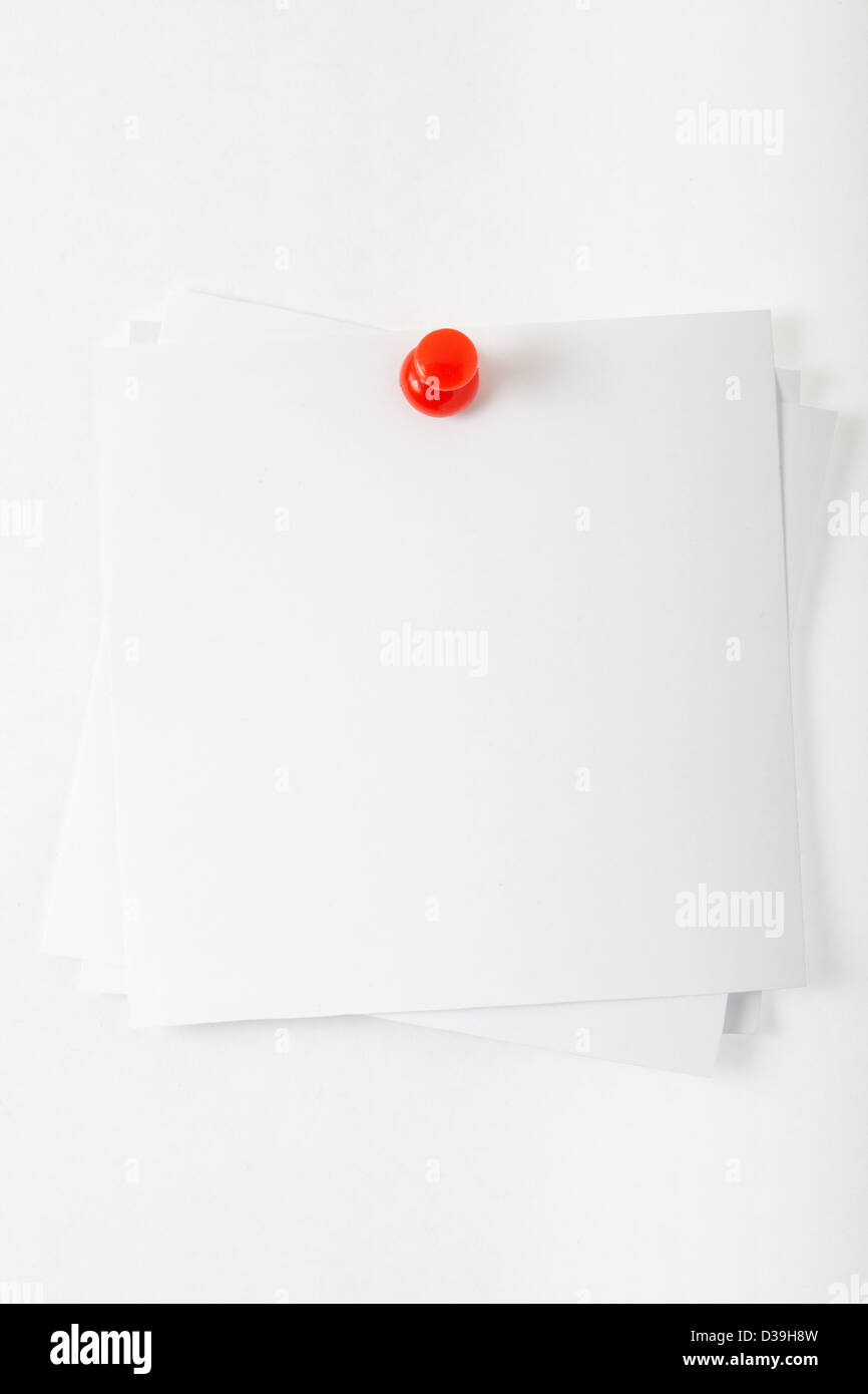 Weiße Erinnerungsschreiben mit roten pin Stockfoto