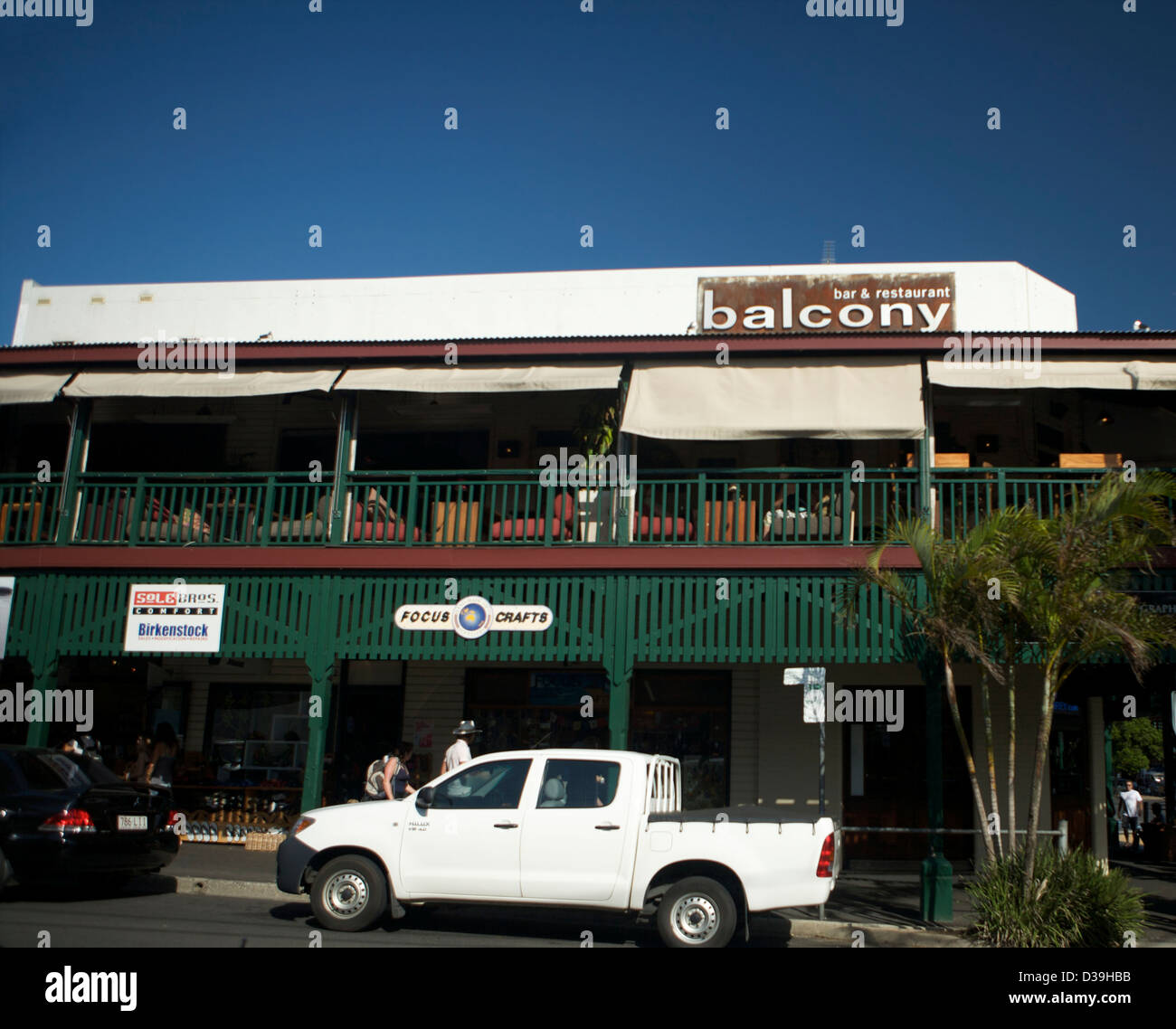 Byron Bay Hotel mit Fahrzeugen außerhalb geparkt. Stockfoto