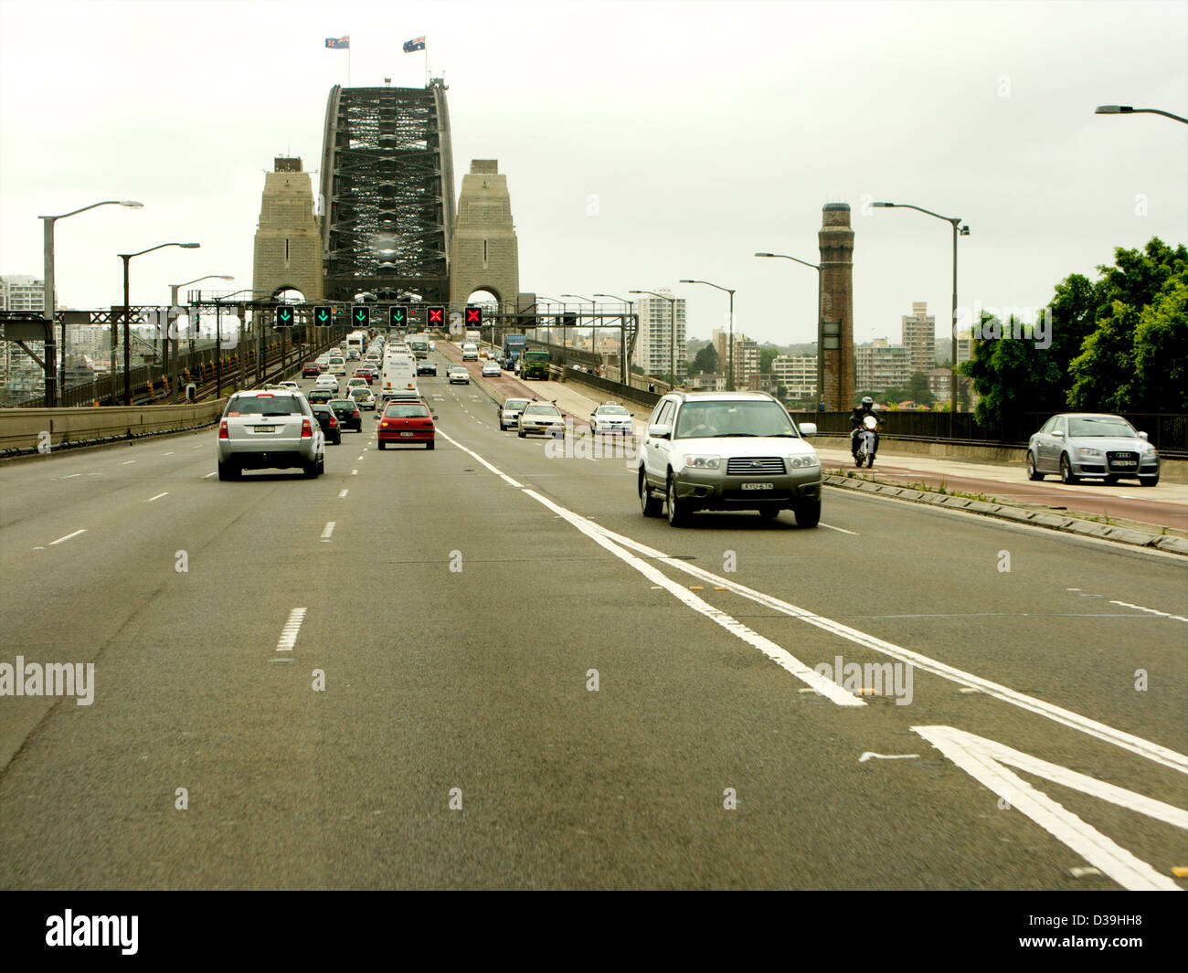 Der viel befahrenen Straße nähert sich Sydneys berühmte Harbour Bridge mit Auto und Verkehr Stockfoto