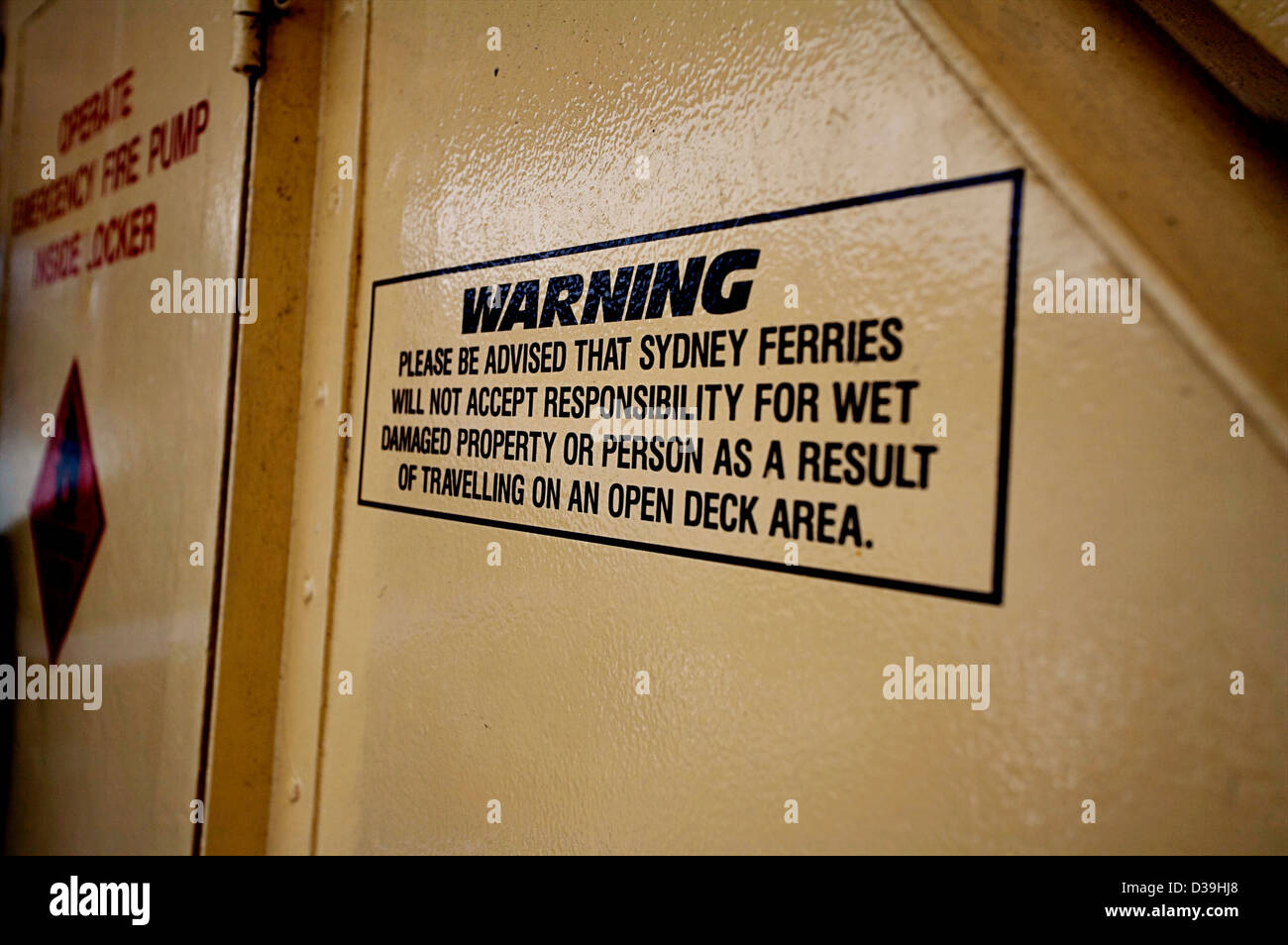 Warnschild auf der Fähre in Sydney, Australien, die Nass oder in Eigentum Nass nicht verantwortlich. Stockfoto