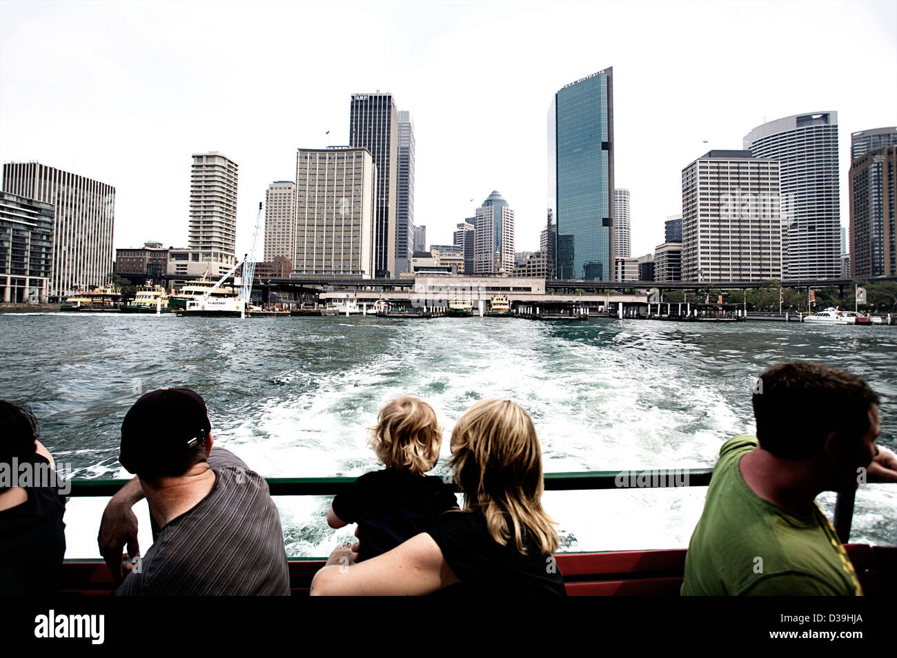 Blick auf die Skyline von Sydney, wie die Sydney-Fähre aus Circular Quay, Sydney Australia zieht Menschen Stockfoto