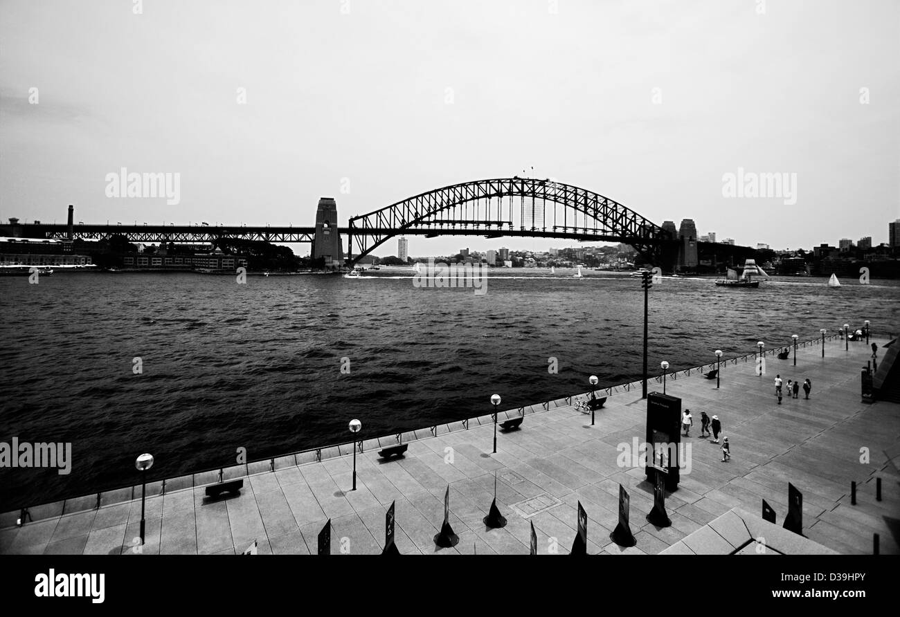 Blick auf die Sydney Harbour Bridge überspannt die Sydney Harbour anschließen der Sydney Central Business District (CBD) und dem North Shore. Stockfoto