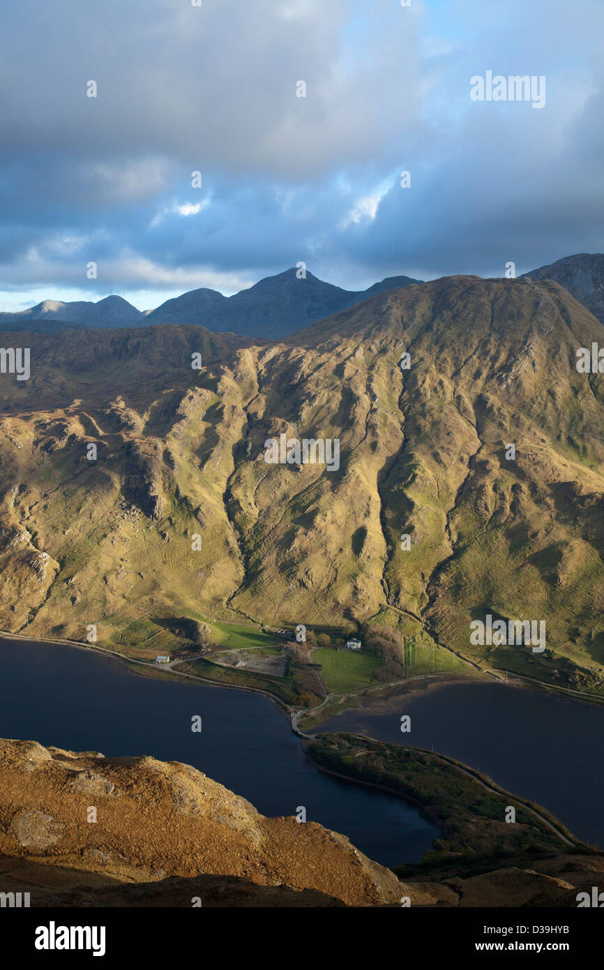 Blick über Kylemore Lough, die Twelve Bens, Connemara, County Galway, Irland. Stockfoto