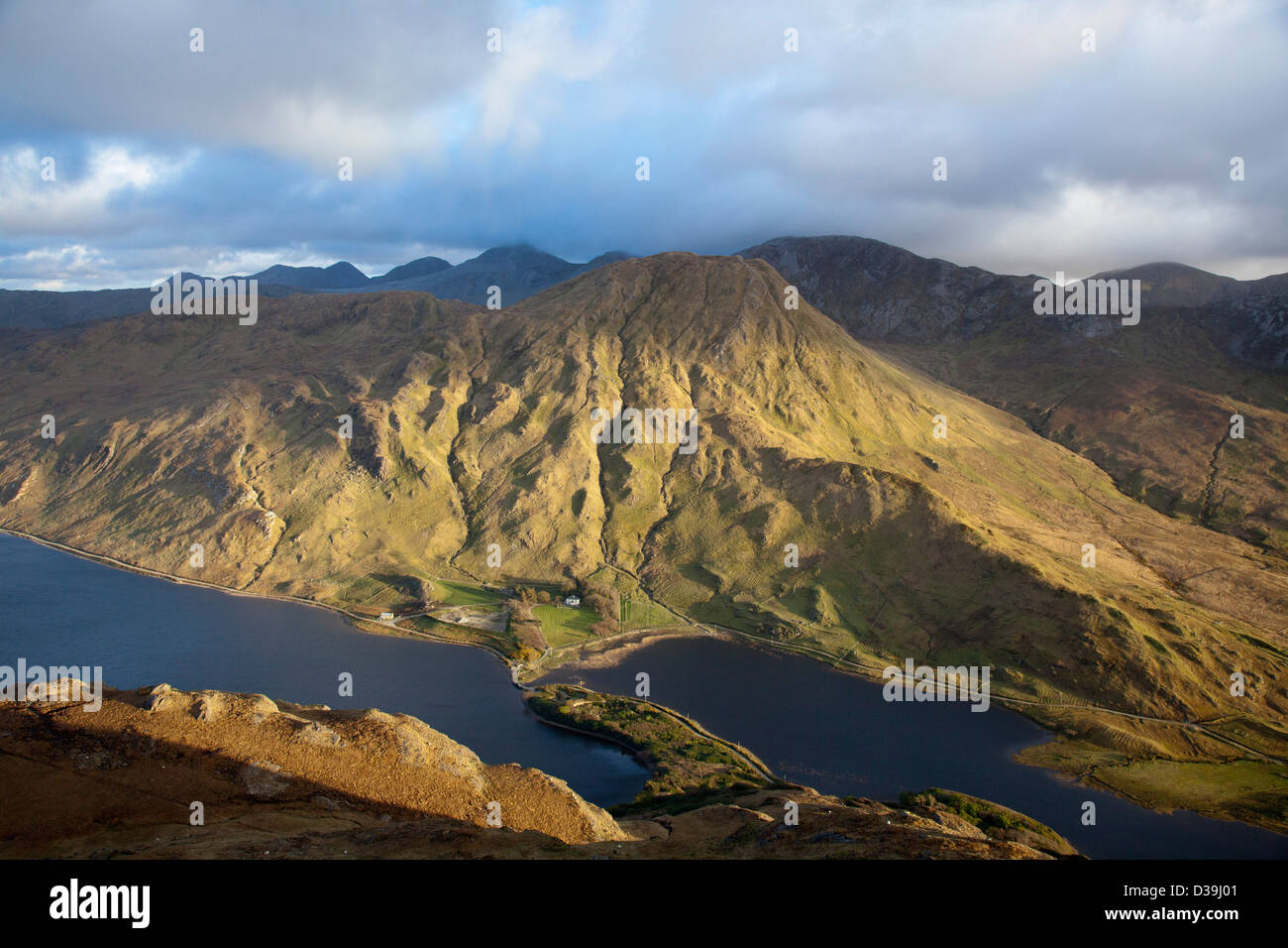 Blick über Kylemore Lough, der zwölf Ben Bergen, Connemara, County Galway, Irland. Stockfoto