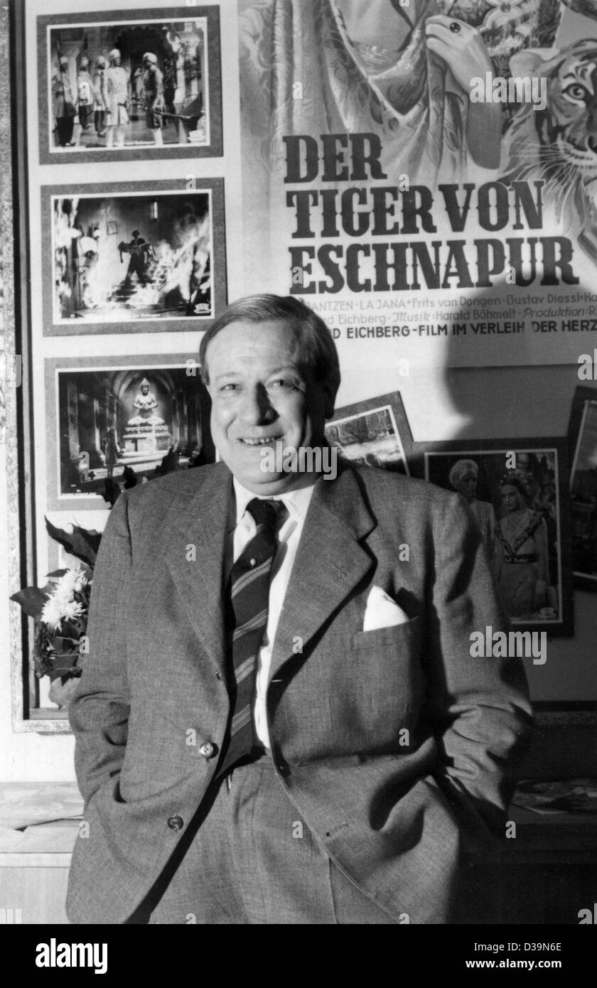 (Dpa) - Richard Eichberg, deutsch-US-amerikanischer Filmregisseur und Produzent, stehen vor dem Kino Plakat seines Films "Der Tiger von Eschnapur" ("The Tiger of Bengal"). Er wurde am 27. Oktober 1888 in Berlin geboren und starb während einer Dreharbeiten in München am 8. Mai 1952. Er gründete seinen Weltruhm Stockfoto