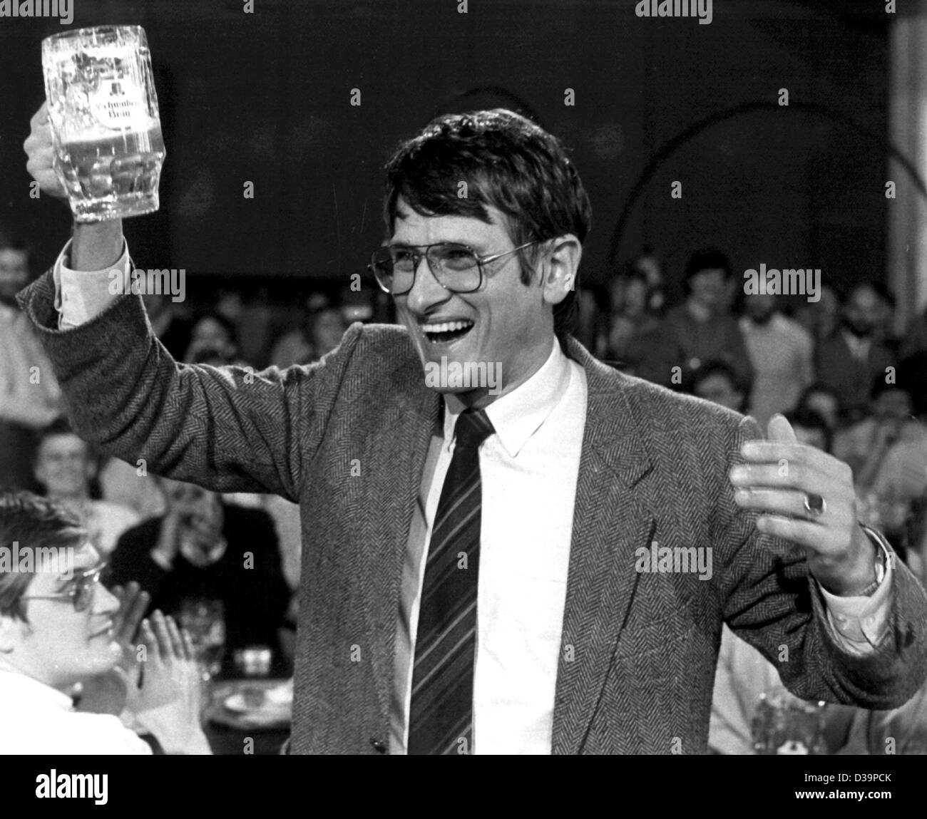 (Dpa-Dateien) - deutsche Physiker Klaus von Klitzing glücklich sein Glas Bier wirft, wie er seinem Sieg eines Nobelpreises am Max Planck Institut in Stuttgart, Deutschland, 16. Oktober 1985 feiert. Er erhielt den Nobelpreis in Physik für die Entdeckung des quantisierten Hall-Effekts in Stockholm, 10 Stockfoto