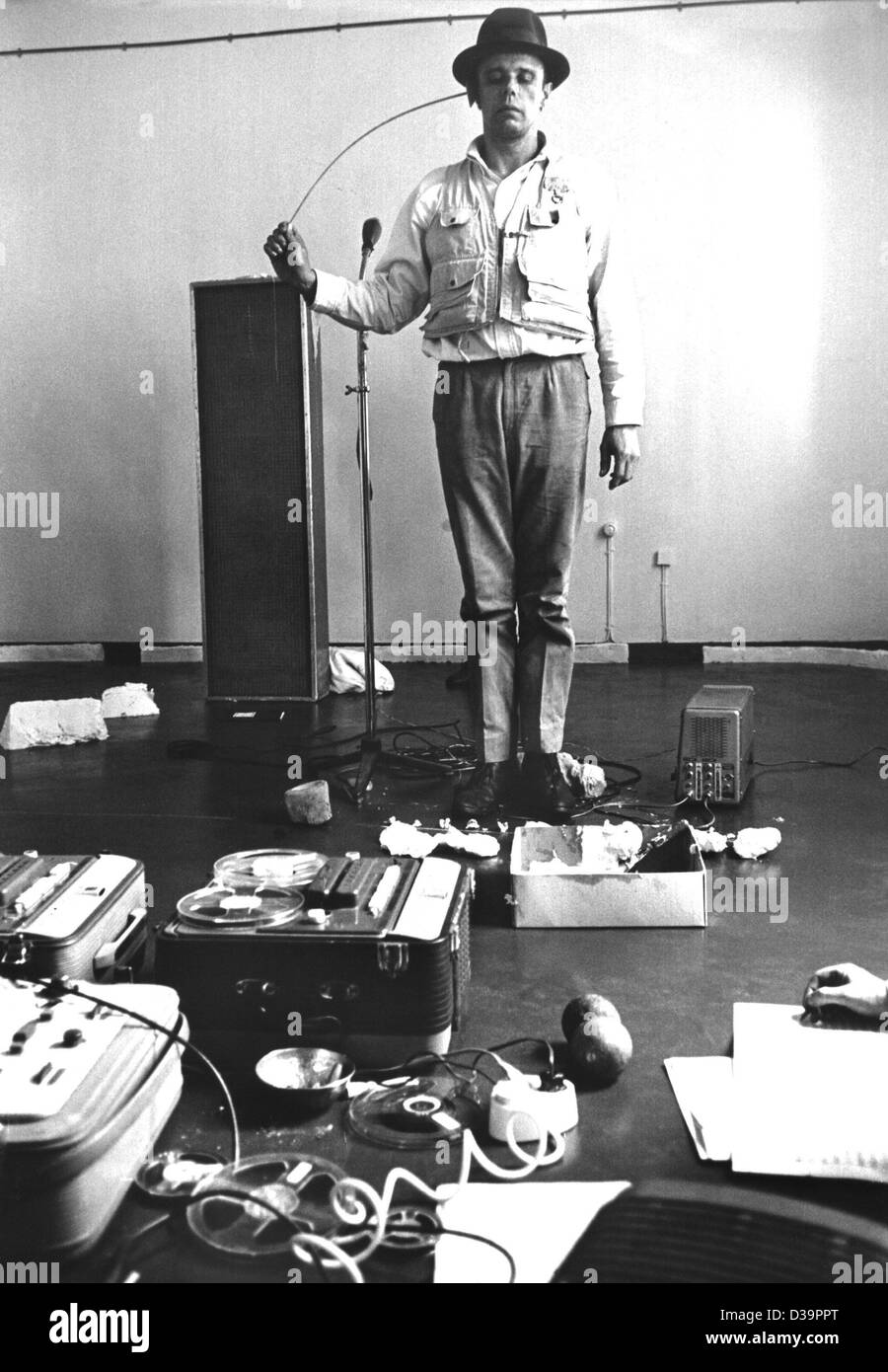 (Dpa-Dateien) - deutschen Künstlers Joseph Beuys zeigt die Ausstellung "Fettraum" (Fett Zimmer) im Rahmen einer Veranstaltung in Darmstadt, Deutschland, 20. März 1967. Stockfoto
