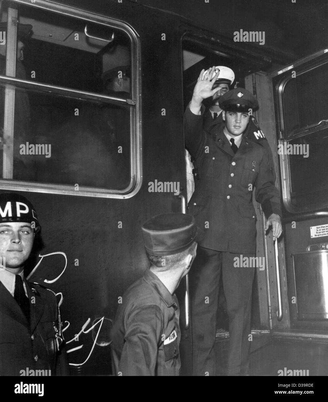 (Dpa) - "Wellenlinien" Elvis Presley als bekommt er von einem Zug am Bahnhof in Friedberg, Deutschland, 2 Oktober 1958. Die amerikanischen Rock-' n '-Roll-Star Teil seines Militärdienstes in Ray Barracks in oberen Hessen am Ende der 50er Jahre. Stockfoto
