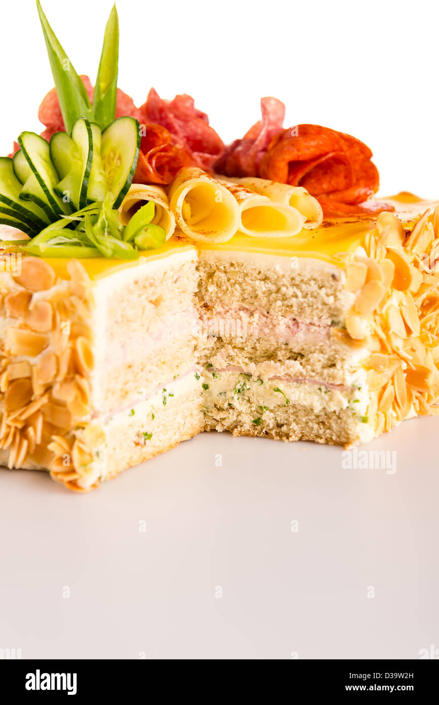 Brot Kuchen Mandel Gebäck mit Käse Salami salzigen Nachtisch Stockfoto