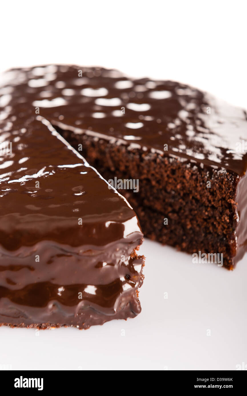 Sacher-Torte mit Schokolade Glasur Soße isoliert auf weiss Stockfoto