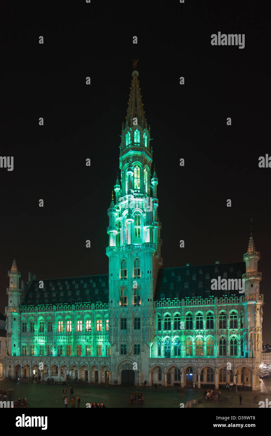 Brüsseler Rathaus leuchtet grün für St Patricks Tag Stockfoto