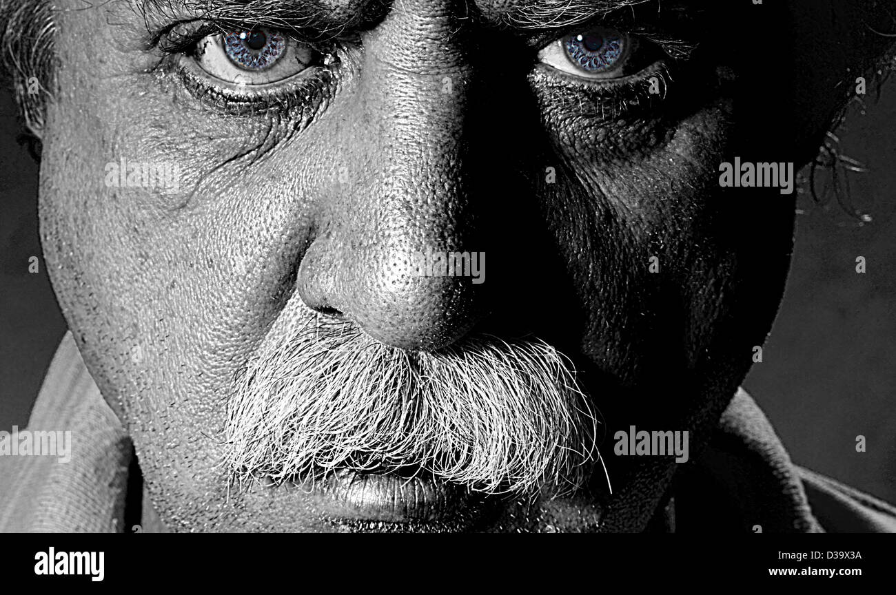 Charakter-Portrait eines Mannes mit blauen Augen Stockfoto
