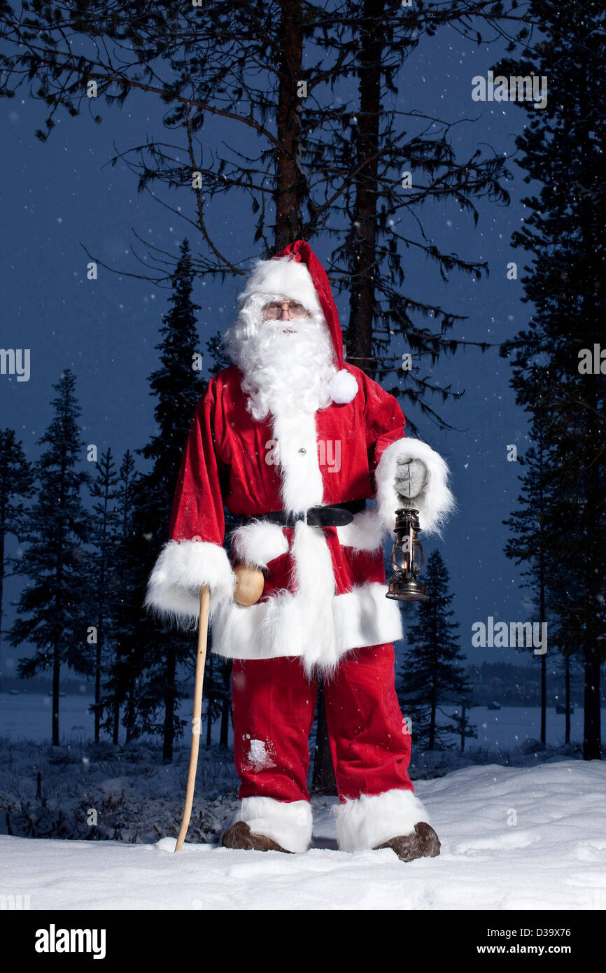 Mann im Weihnachtsmann-Kostüm mit Laterne, Lappland Stockfoto