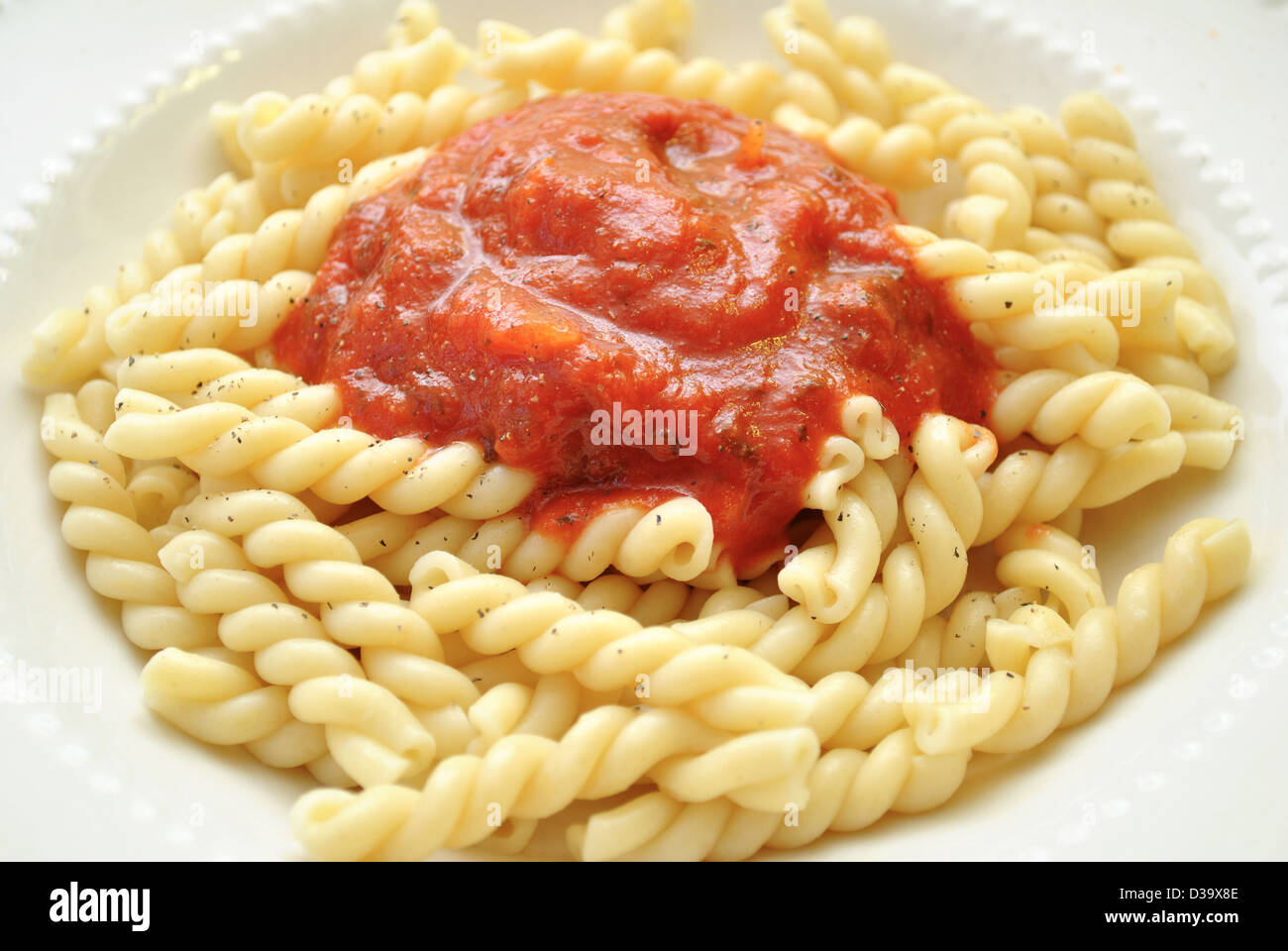 Gemelli-Nudeln mit Tomatensauce Stockfoto