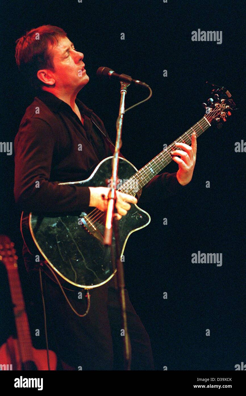 (Dpa) - Luca blühen, irischer Sänger und Songwriter, ausführen während seiner "Zwischen den Bergen und der Mond" tour in Mainz, 23.2.2002. Stockfoto