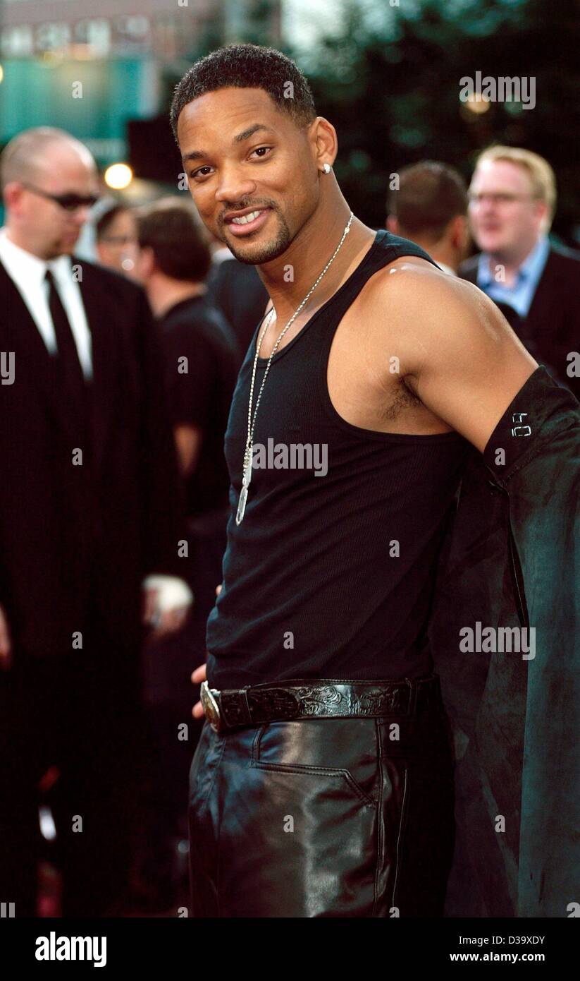 (Dpa) - US-Schauspieler Will Smith stellt dar, wie er im Sony Center vor der Europa-Premiere seines Films "Men In Black II" in Berlin, 11. Juli 2002 ankommt. Stockfoto