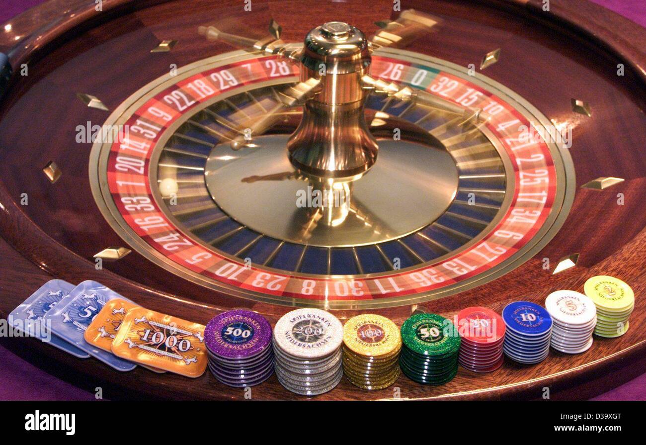 (Dpa) - ein Roulette-Tisch mit einem Haufen von Euro-chips in einem Casino in Hannover / Deutschland, 10.12.2001. Alle Casinos mussten neue Chips durch die Einführung des Euro als gemeinsame Währung in zwölf europäischen Ländern zu erhalten. Stockfoto