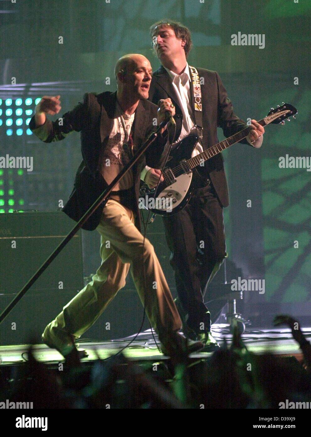 MTV Awards (Dpa) - Sänger Michael Stipe (l) Und Gitarrist Peter Buck der US-Rockband R.E.M durchführen auf der Bühne während der MTV Europe Music Awards Zeremonie in Frankfurt am Main / Deutschland, 8.11.2001. Künstler der internationalen Musikszene wurden in insgesamt 22 Kategorien vergeben. Viele von ihnen lieber nicht Stockfoto