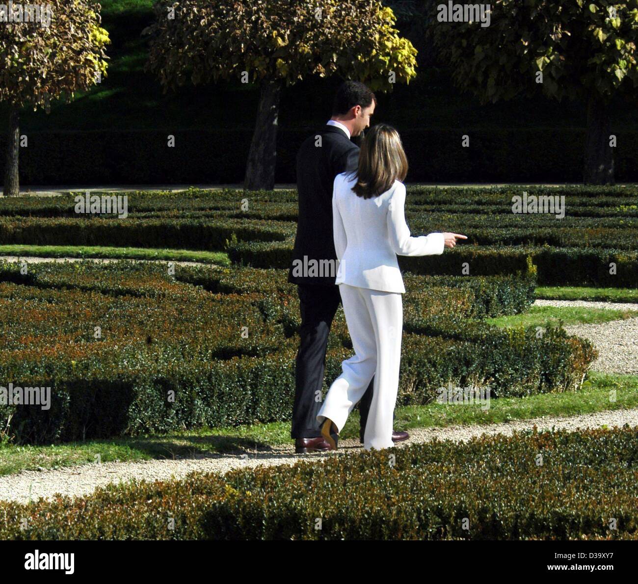 (Dpa) - spanische Kronprinz Felipe und seine Verlobte Letizia Ortiz (R, vorne) spazieren gehen bei einem Fototermin durch den Garten des Palazzo Prado in Madrid, Spanien, 6. November 2003. Der Prinz hatte fragte sie, ein TV-Journalist, ihn zu heiraten nur wenige Minuten, bevor sie nach dem Enga ausgetauscht Stockfoto