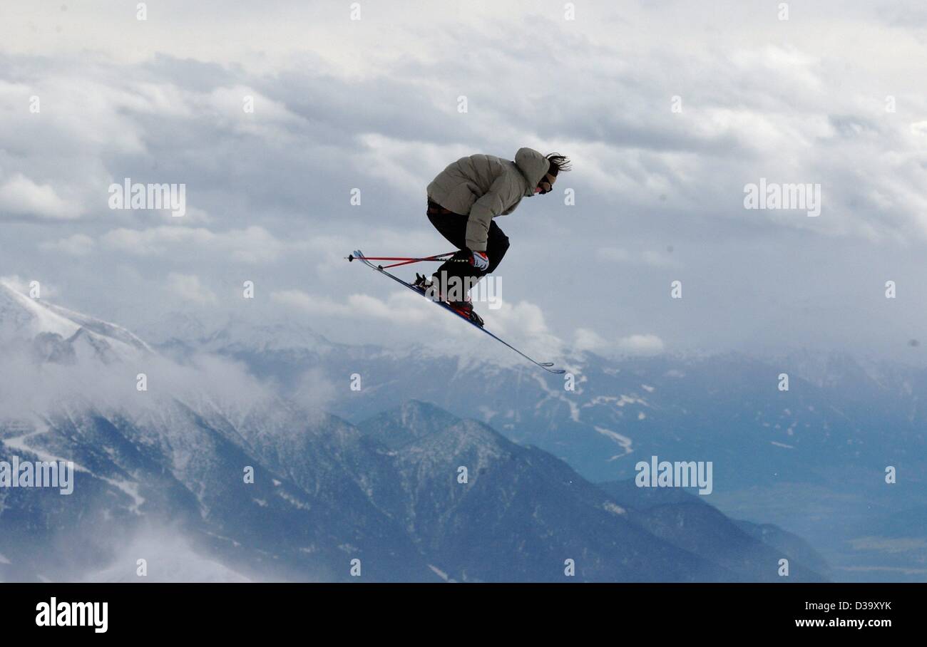 (Dpa) - scheint ein Skifahrer fliegen hoch über den Bergen, an der Zugspitze-Berg in der Nähe von Garmisch-Partenkirchen, Süddeutschland, 31. Oktober 2003. Die Skisaison beginnt heute auf Deutschlands höchstem Berg und den umliegenden Skigebieten. Stockfoto