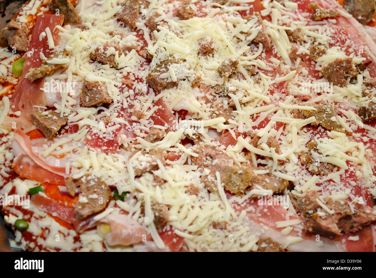 Rohem Fleisch Pizza Stockfoto