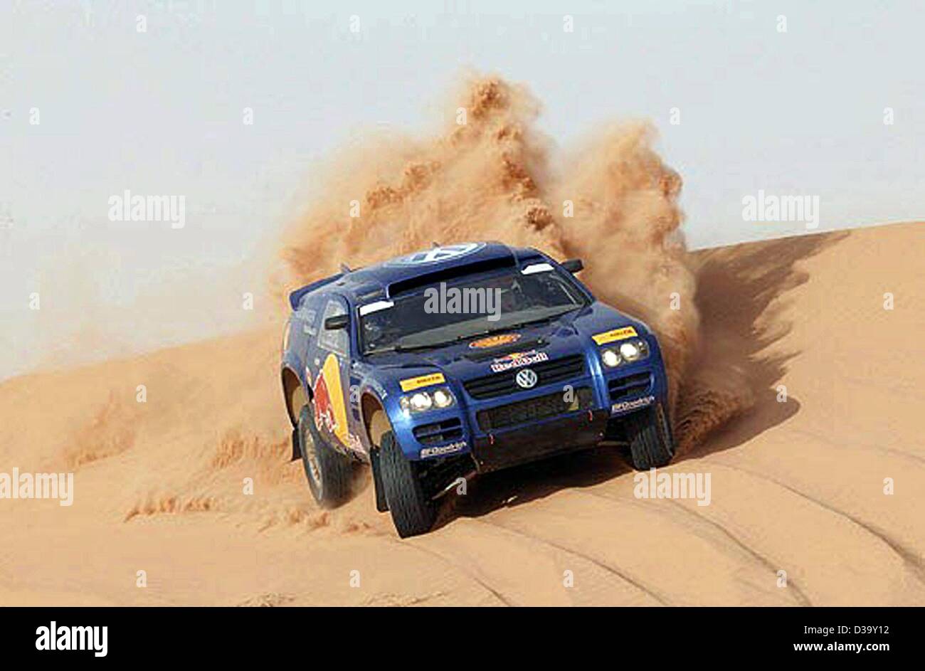 (Dpa) - deutsche pilot Jutta Kleinschmidt und ihr Beifahrer Fabrizia Pons fahren Sie den neuen VW Race-Touareg über eine Sanddüne während eines Testlaufs in Vorbereitung auf die Rallye Dakar in der Wüste von Marokko, November 2003. 41-Year-Old Kleinschmidt war die erste Frau gewinnt die Rallye Dakar in 2001, als sie Stockfoto