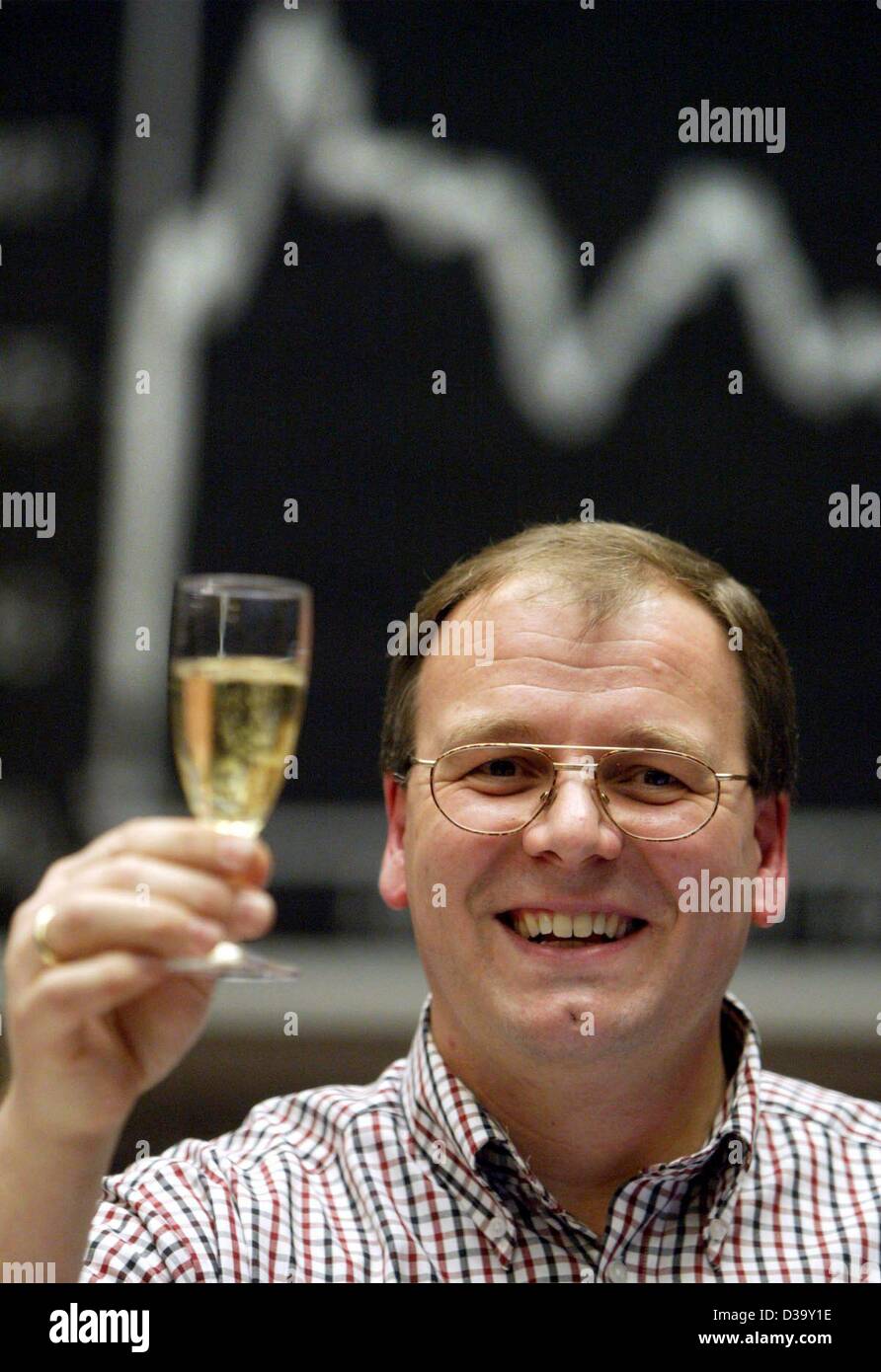 (Dpa) - Jubel ein Trader mit einem Glas Champagner an der Börse in Frankfurt am Main, 30. Dezember 2003. Am letzten Tag des Handels für das Jahr der DAX (deutscher Aktienindex) stieg auf fast 4.000 Punkte bis zum Mittag aber kurz darauf wieder an Wert verloren. Stockfoto