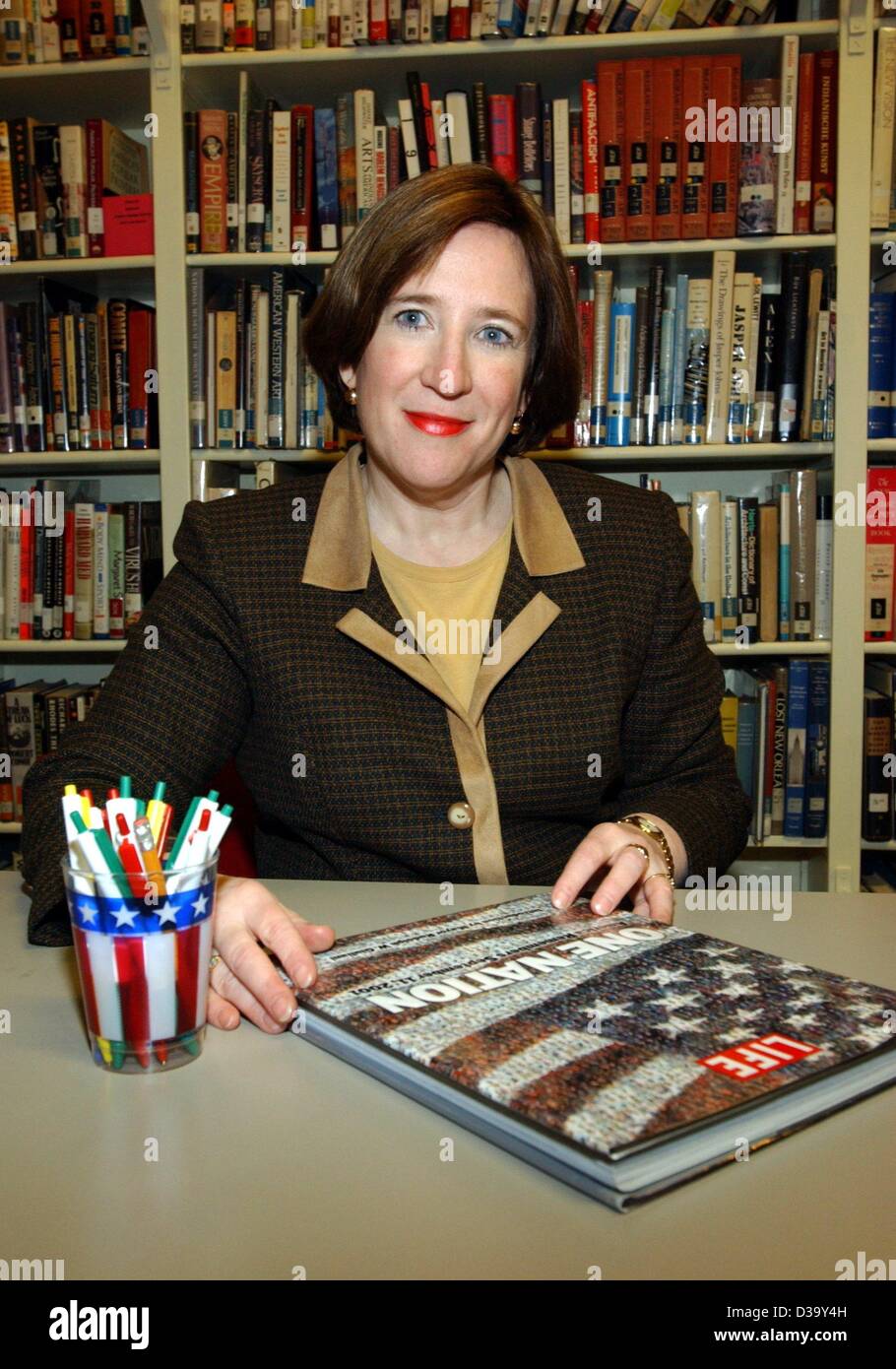 US-Generalkonsul Susan Elbow sitzt an einem Tisch vor einem Buch in der Bibliothek des Amerika Hauses in Hamburg, Deutschland, 19. Dezember 2003. Stockfoto