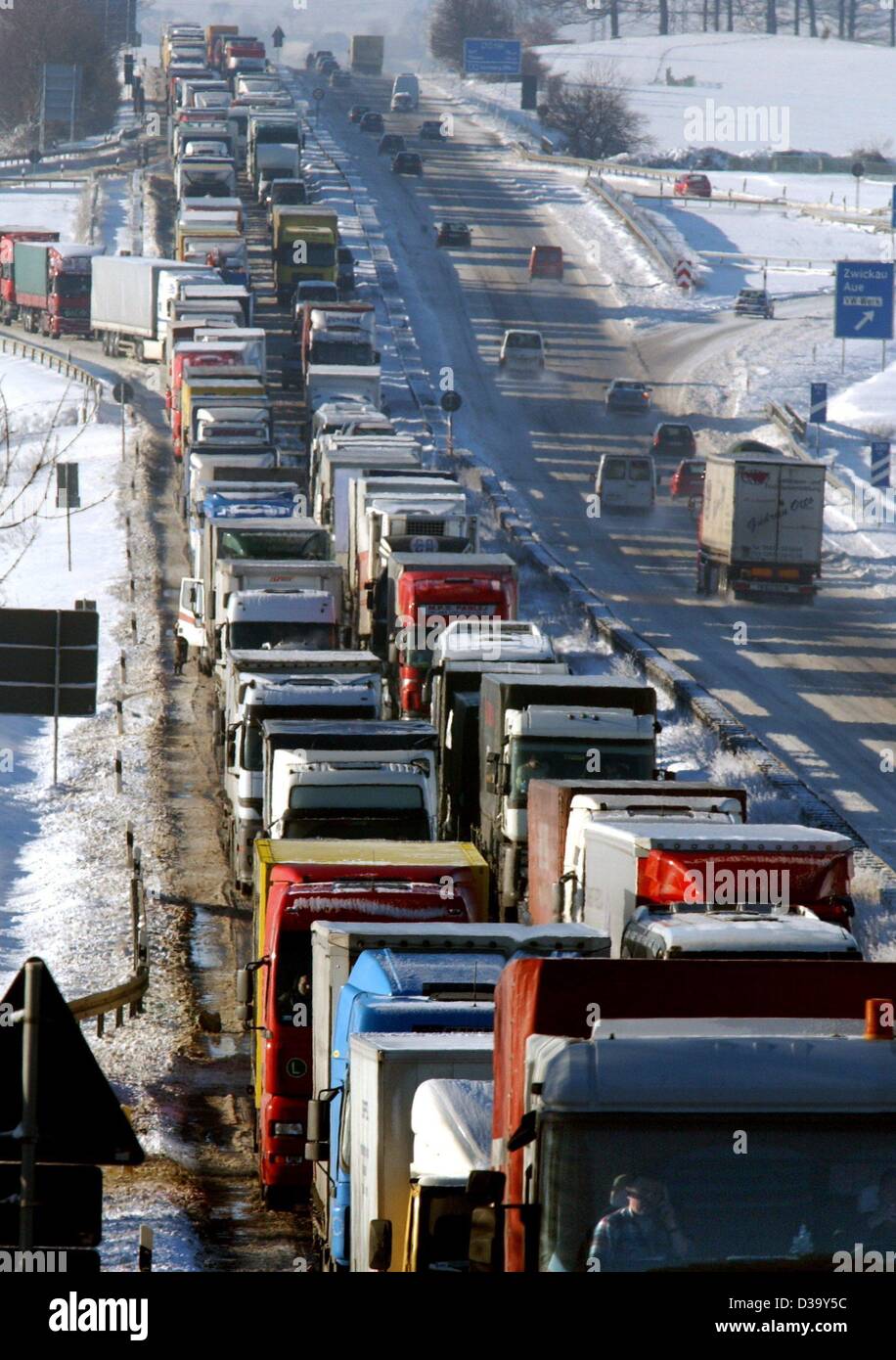 (Dpa) - warten LKW im Stillstand Verkehr auf der eisigen A72 Autobahn in der Nähe von Zwickau, Germany, 23. Dezember 2003. Schnee und Glatteis führten zu Chaos und Unfälle in ganz Deutschland. Bei Temperaturen um minus 10 Grad Celsius, die viele Autofahrer mussten warten, bis zu 10 Stunden im 20 km, Stau langen auf der au Stockfoto