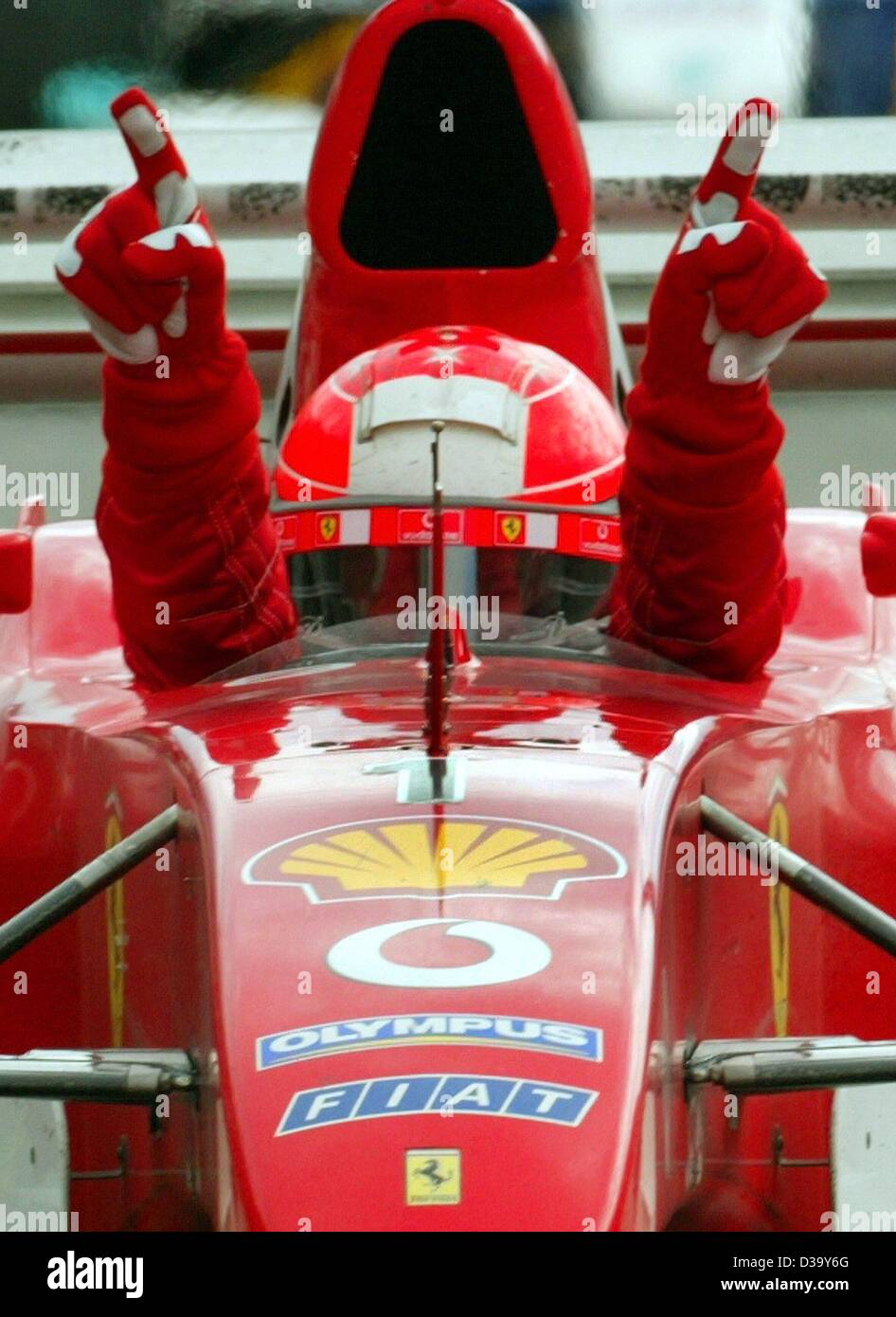 (Dpa-Dateien) - deutscher Formel-1-Weltmeister Michael Schumacher feiert nach der Fahrt seinen Ferrari zum Sieg in der Grand Prix in Indianapolis, USA, 28. September 2003. Schumacher wurde vom Europäischen Verband der Sportjournalisten (UEPS) für die th europäische Sportler des Jahres 2003 gewählt. Stockfoto