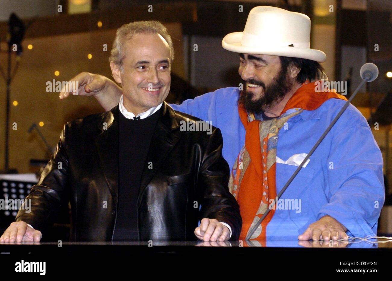 (Dpa) - Witze italienische Opernsängerin Luciano Pavarotti (R) mit seinem Kollegen José Carreras während einer Generalprobe der "José Carreras Gala 2003" in Leipzig, Deutschland, 18. Dezember 2003. Carreras im Jahr 1987 wurde Krebs diagnostiziert, die ihn nach seiner Genesung zum Einrichten der Jose Carreras Inte inspiriert Stockfoto