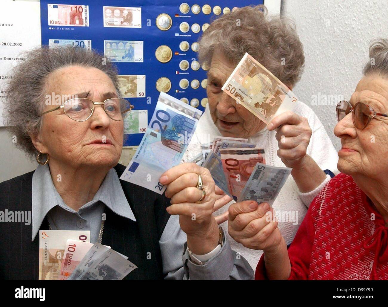 (Dpa) - drei ältere Damen inspizieren das neue Euro-Geld, nachdem sie ihre DM in ihrer Senioren Residenz in Leipzig, 2.1.2002 geändert. 1. Januar 2002 markiert das offizielle Datum für die Einführung des Euro als gemeinsame Währung für 300 Millionen Bürger in zwölf europäischen Staaten: Belgien, Frankreich Stockfoto