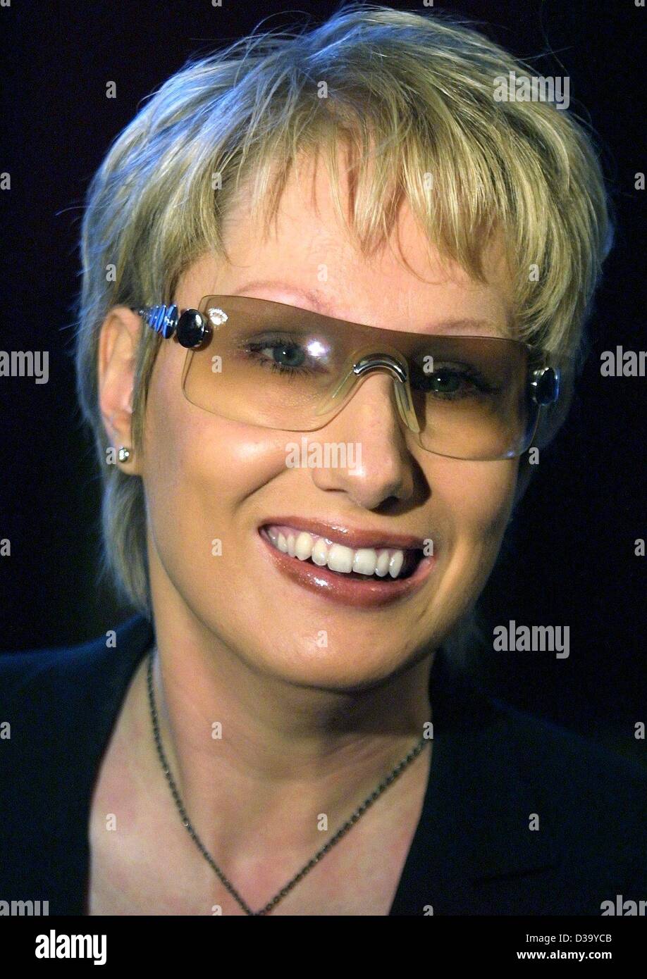 (Dpa) - Deutsche Teilnehmer für den diesjährigen Eurovision Song Contest, Corinna May, ist alles Lächeln bei einem Empfang in ihrer Heimatstadt Bremen, 26.2.2002. Der blinde Pop-Sänger gewann den deutschen Pre-contest für den Grand Prix Eurovision 2002 mit ihrem Song "I CanÁt Leben ohne Musik" in Kiel, 22.2..2002 und w Stockfoto