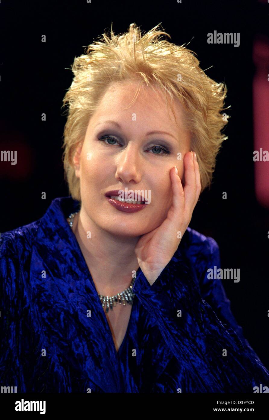 (Dpa) - German Grand Prix Eurovision Teilnehmer Corinna kann während ihrer letzten Contest in Bremen, 15.2.2000, posieren, wurde sie zweitbeste. Ihr Traum, singt für Deutschland beim European Songcontest endlich wahr geworden: die 31 Jahre alte blinde Sängerin gewann den deutschen Pre-Contest mit ihrem Song "Ich Ca Stockfoto