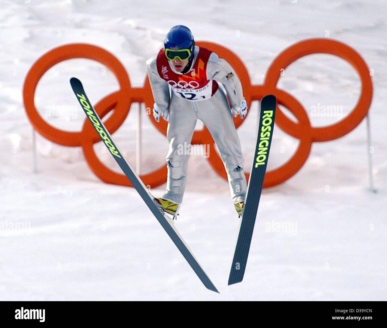 (Dpa) - XIX Olympische Winterspiele: deutscher Skispringer Sven Hannawald scheint durch die Olympischen Ringe in der ersten Runde der K120 Skisprung-Veranstaltung im Utah Olympic Park, 18.2.2002 fliegen. Die deutsche Mannschaft gewann die Goldmedaille mit einem knappen Vorsprung von 974,1 Punkten, gefolgt von Finnland (974,0 Punkte) und Stockfoto