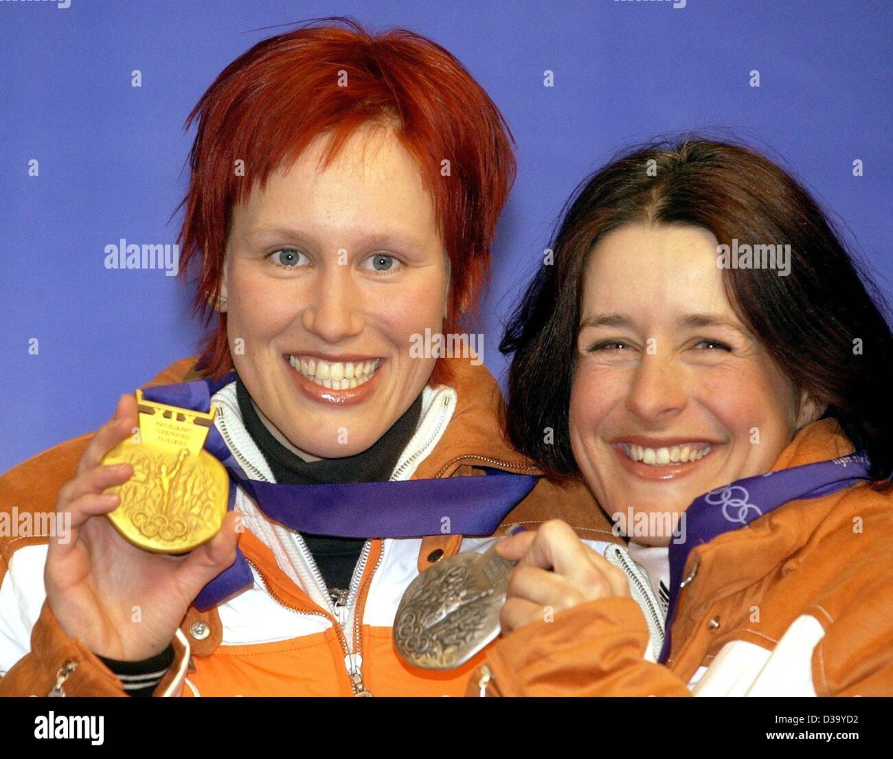 (Dpa) - XIX Olympische Winterspiele: Kati Wilhelm (l) zeigt ihre Goldmedaille ihre Teamkollegin Uschi Disl ihre Silbermedaille nach der Preisverleihung in Salt Lake City, 13.2.2002. Sie gewannen die 7,5 km Biathlon. Stockfoto