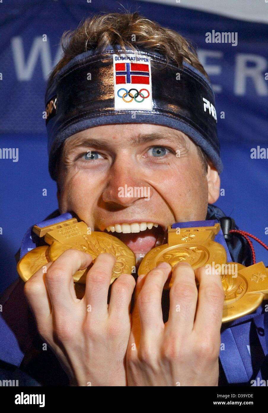 (Dpa) - XIX Olympische Winterspiele: Norweger Ole Einar Björndalen demonstriert, wie sehr er seine vier Goldmedaillen bei der Siegerehrung am 20.2.2002 auf der Medal Plaza in Salt Lake City.With diese 4 Medaillen liebt der 28-j hrige Biathletin ist nun der erfolgreichste Silbermedaillengewinner der Olympischen Spiele Stockfoto