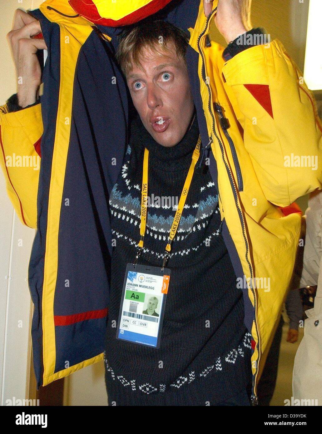 (Dpa) - XIX Olympische Winterspiele: Johann Muehlegg, deutscher Langläufer starten für Spanien, versucht, sein Gesicht unter seiner Jacke zu verbergen, als er auf seinem Weg zu einem Interview mit einem deutschen TV-Sender, 24.2.2002 in Salt Lake City ist. 31-Year-Old Muehlegg aberkannt wurde seine Goldmedaille bei Männern Einzell Stockfoto