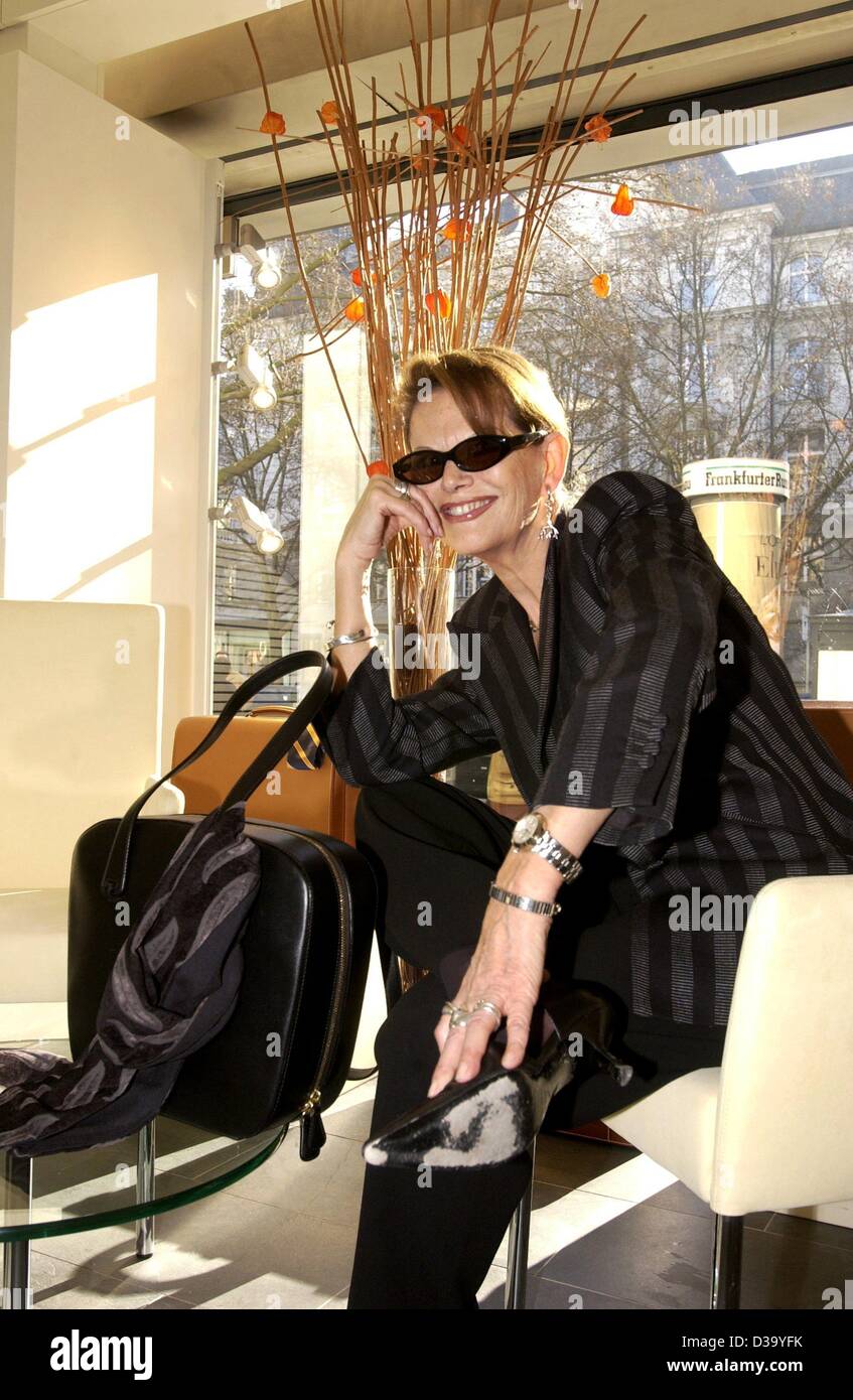 (Dpa) - Berlinale: italienische Schauspielerin Claudia Cardinale zu entscheiden ist, während eine kurze shopping-Tour, bevor Sie sich zum Flughafen, 16.2.2002 eine schwarze Handtasche in der 'Armin Johl' Boutique in Berlin zu kaufen. Die Diva hatte den Goldenen Bären für sein Lebenswerk auf dem internationalen Film Festival ausgezeichnet Stockfoto