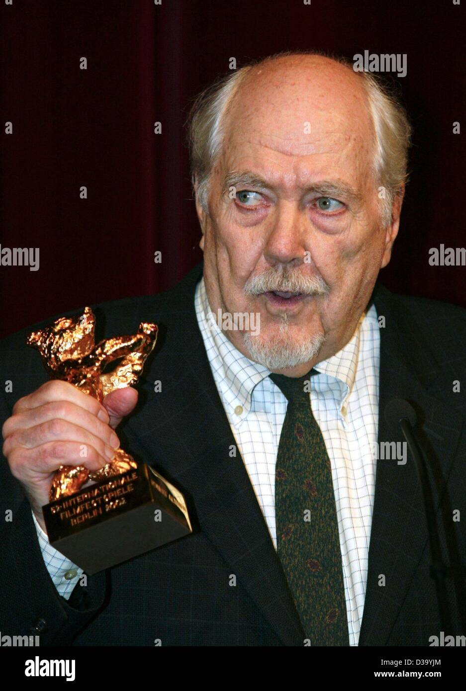 (Dpa) - Berlinale: US-Regisseur Robert Altman präsentiert seine goldenen Bären ausgezeichnet für lebenslange Leistungen bei der 52. Internationale Filmfestspiele Berlin, 10.2.2002. Die Lebenszeit-Trophy ist immer eine separate Zeremonie eine Woche vor der abschließenden Preisverleihung der goldenen und silbernen Bären f Stockfoto