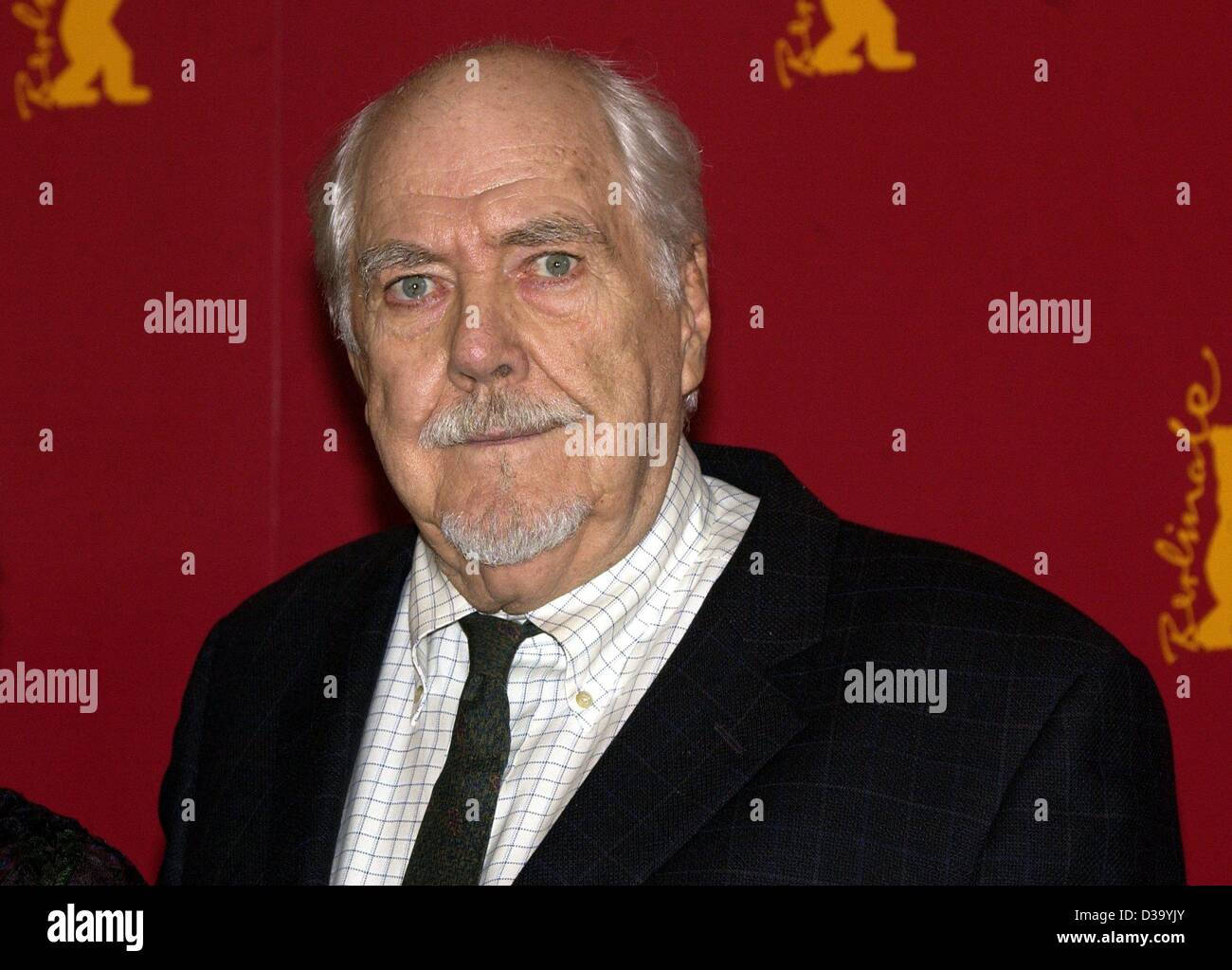 (Dpa) - Berlinale: US-Regisseur Robert Altman vor der Präsentation des Goldenen Bären ausgezeichnet für lebenslange Leistungen bei der 52 posiert. Internationale Filmfestspiele Berlin, 10.2.2002. Die Lebenszeit-Trophy ist immer eine separate Zeremonie eine Woche vor der abschließenden Preisverleihung des G Stockfoto