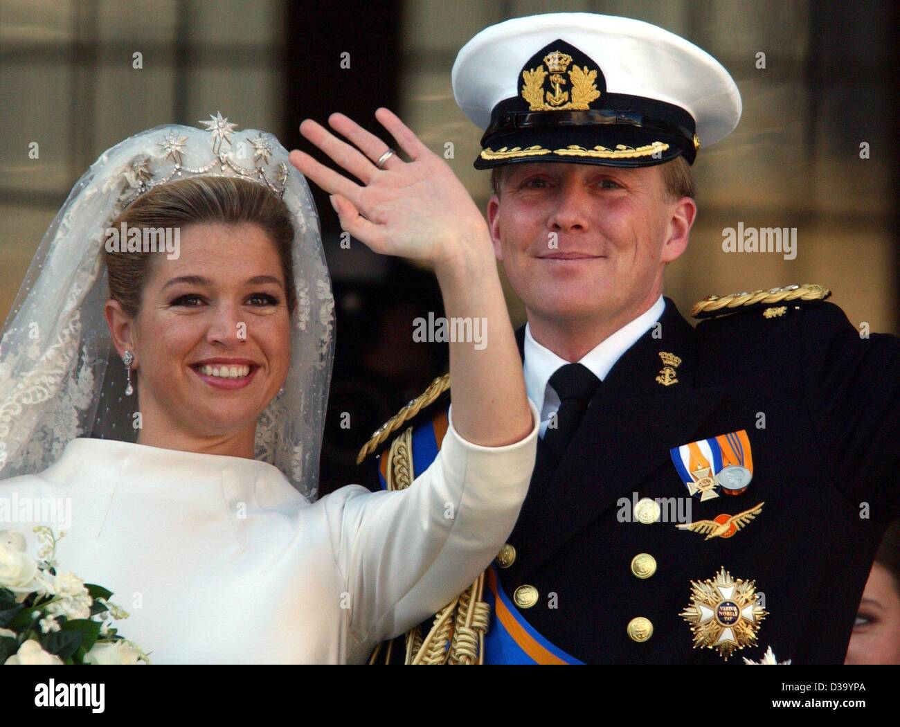 (Dpa) - königliche Hochzeit in Amsterdam: niederländischen Kronprinzen Willem-Alexander und seine Frau Prinzessin Maxima Zorreguieta Welle der Menge vom Balkon des königlichen Palastes in Amsterdam nach ihrer Trauung in der Kirche, 2. Februar 2002. Stockfoto