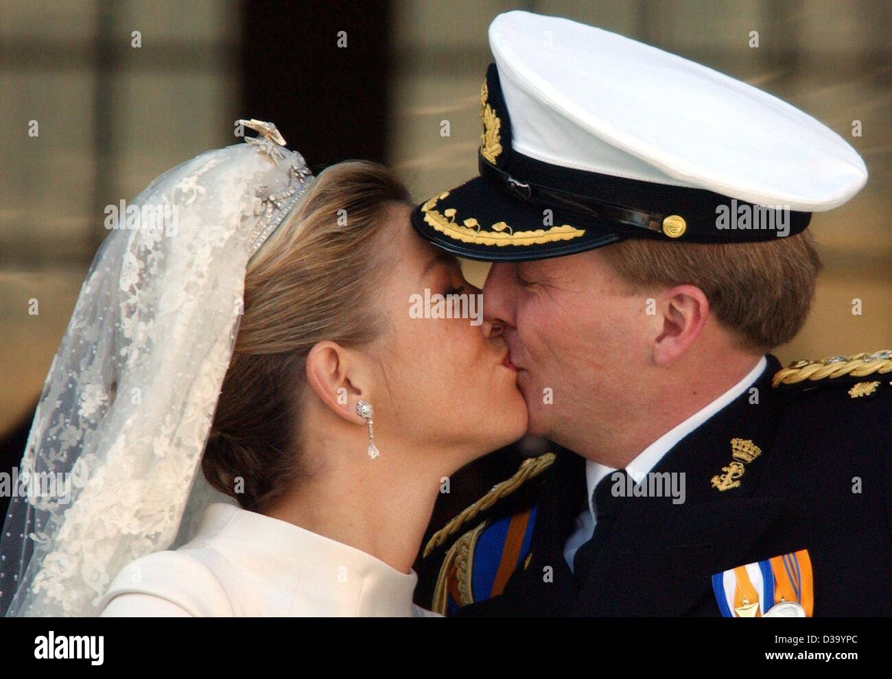 (Dpa) - königliche Hochzeit in Amsterdam: niederländischen Kronprinzen Willem-Alexander küsst seine Frau Prinzessin Maxima Zorreguieta auf dem Balkon des königlichen Palastes in Amsterdam nach ihrer Hochzeit, 2. Februar 2002. Stockfoto