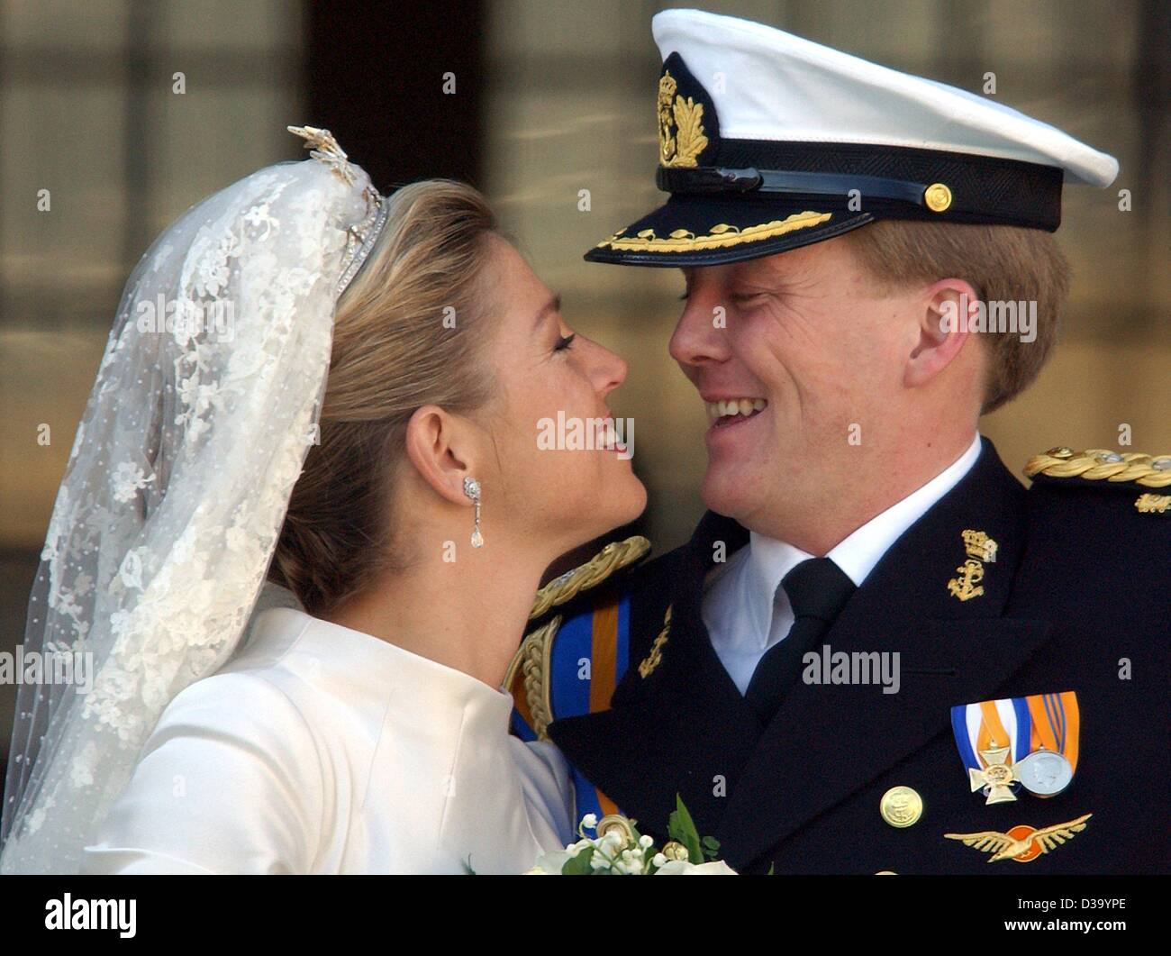 (Dpa) - königliche Hochzeit in Amsterdam: niederländischen Kronprinzen Willem-Alexander und seine Frau Prinzessin Maxima Zorreguieta auf dem Balkon des königlichen Palastes in Amsterdam nach ihrer Hochzeit, 2. Februar 2002. Stockfoto