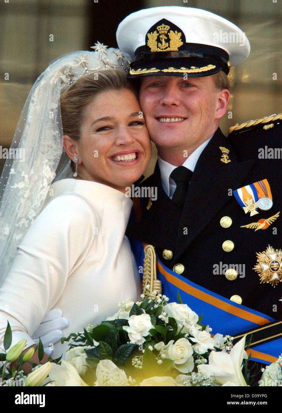 (Dpa) - königliche Hochzeit in Amsterdam: niederländischen Kronprinzen Willem-Alexander und seine Frau Prinzessin Maxima Zorreguieta auf dem Balkon des königlichen Palastes in Amsterdam nach ihrer Trauung in der Kirche, 2. Februar 2002. Stockfoto