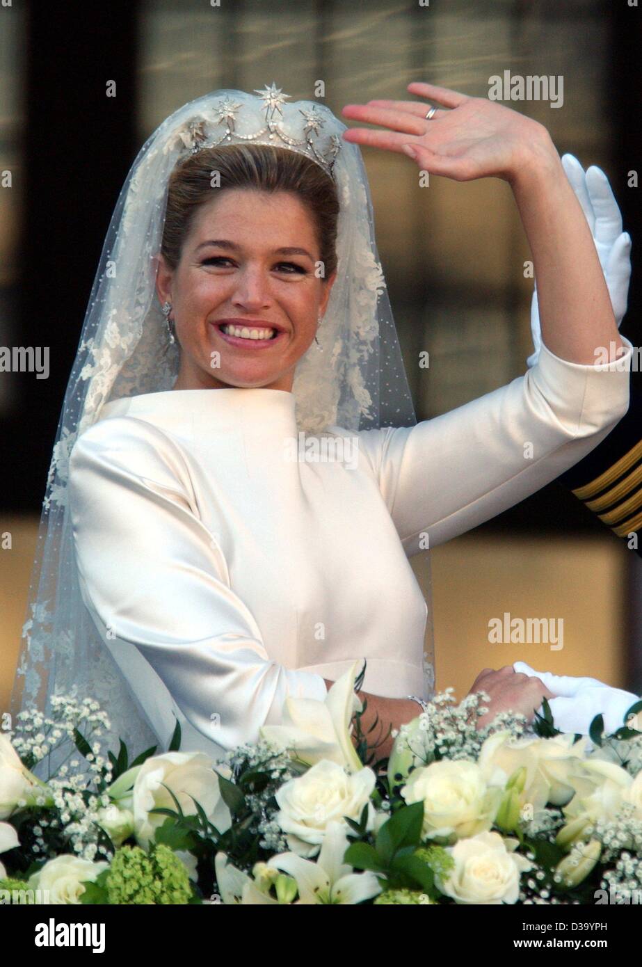 (Dpa) - königliche Hochzeit in Amsterdam: Prinzessin Maxima Zorreguieta winkt der Menge vom Balkon des königlichen Palastes in Amsterdam nach ihrer Hochzeit mit niederländischen Kronprinzen Willem-Alexander, 2. Februar 2002. Stockfoto