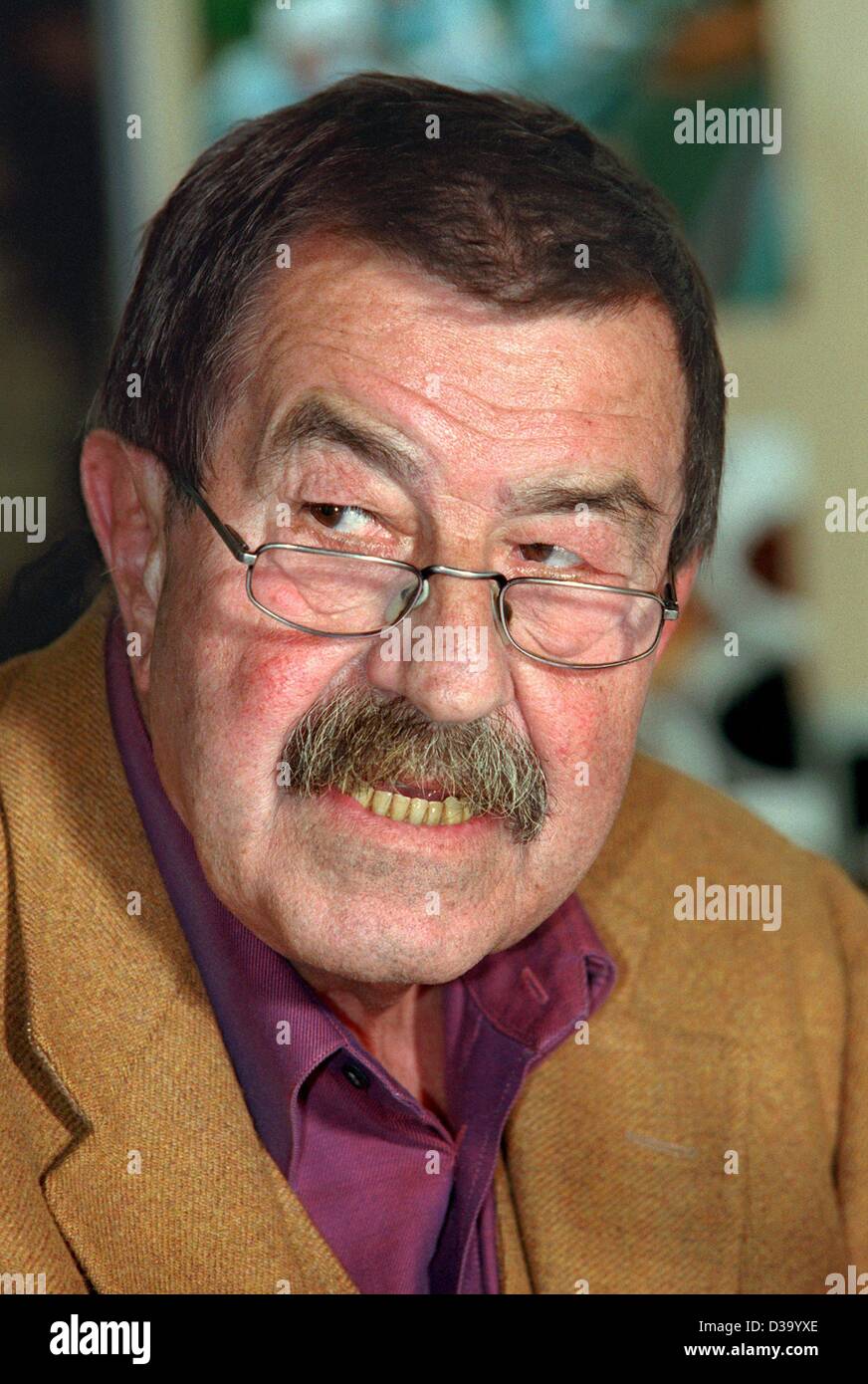 (Dpa) - deutscher Schriftsteller, Zeichner und Bildhauer Guenter Grass in Lübeck anlässlich der Verleihung des "Pipe Smoker 2000", 25. September 2001 abgebildet. Grass gewann 1999 den Nobelpreis für Literatur. Stockfoto